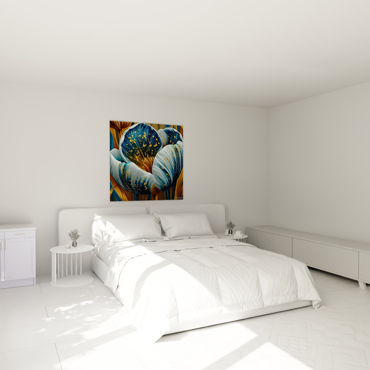 Pétales bleu marine et dorés d'une tulipe sculpturale au-dessus d'un lit dans une chambre claire