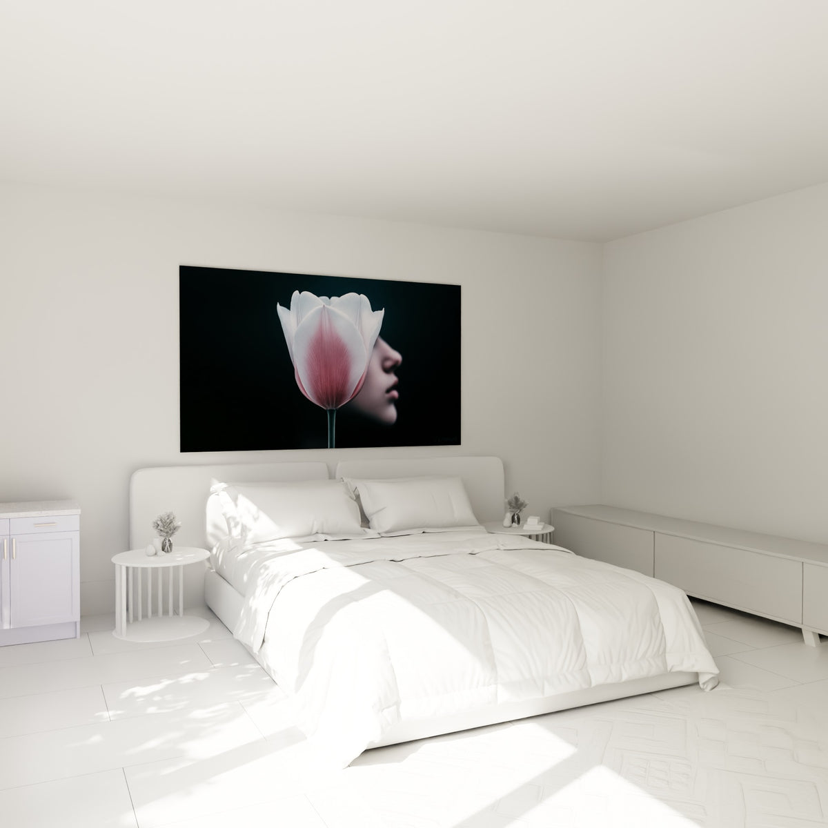 Pétales roses et blancs délicats d'une tulipe suspendus au-dessus d'un lit dans une chambre claire
