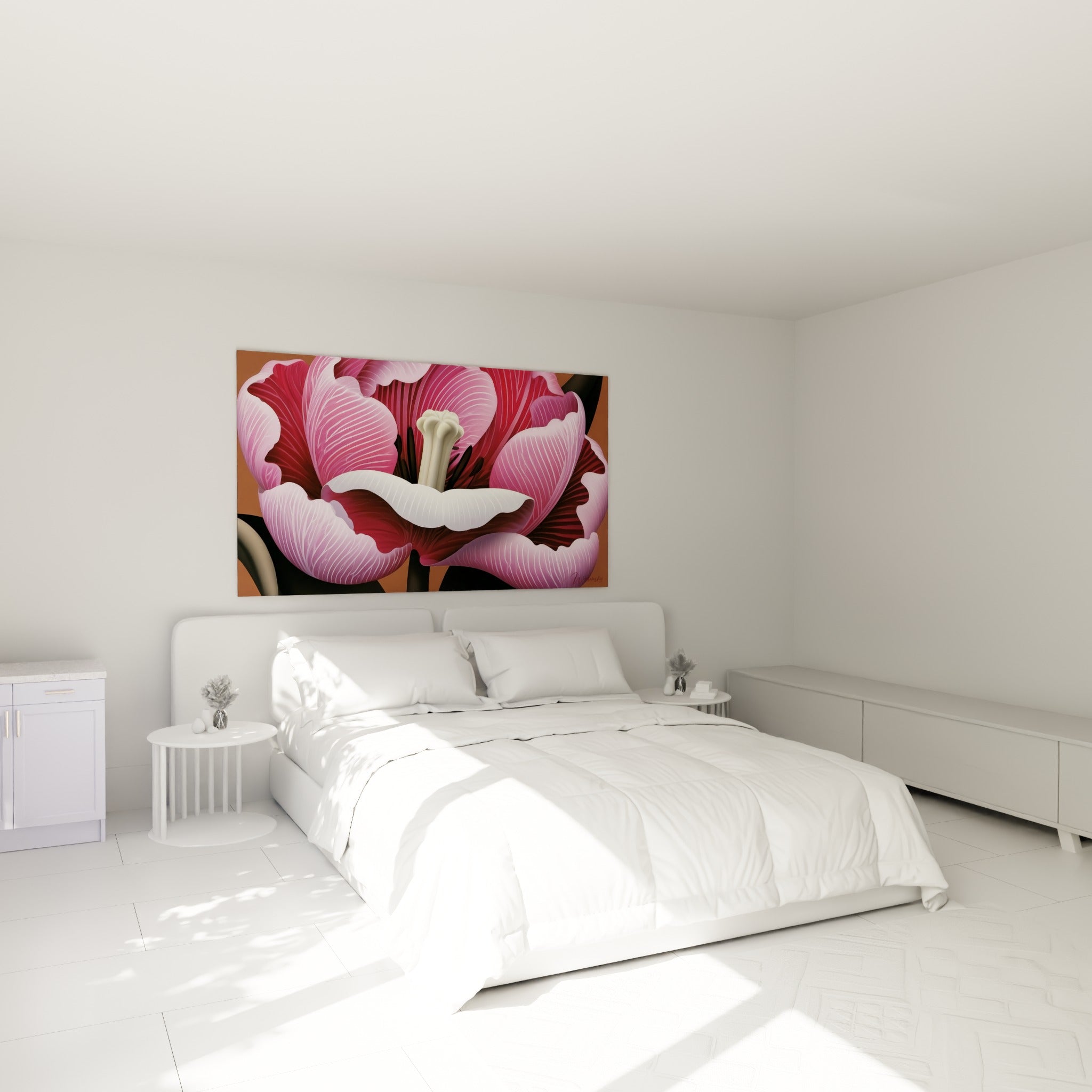 Pétales roses et bordeaux d'une tulipe déployée, accrochés au-dessus d'un lit dans une chambre claire