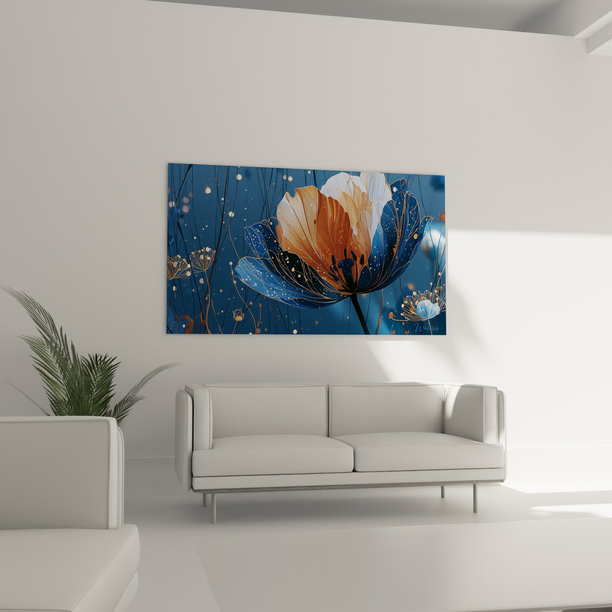 Pétales dorés et bleutés de cette tulipe suspendus au-dessus d'un canapé dans un salon lumineux