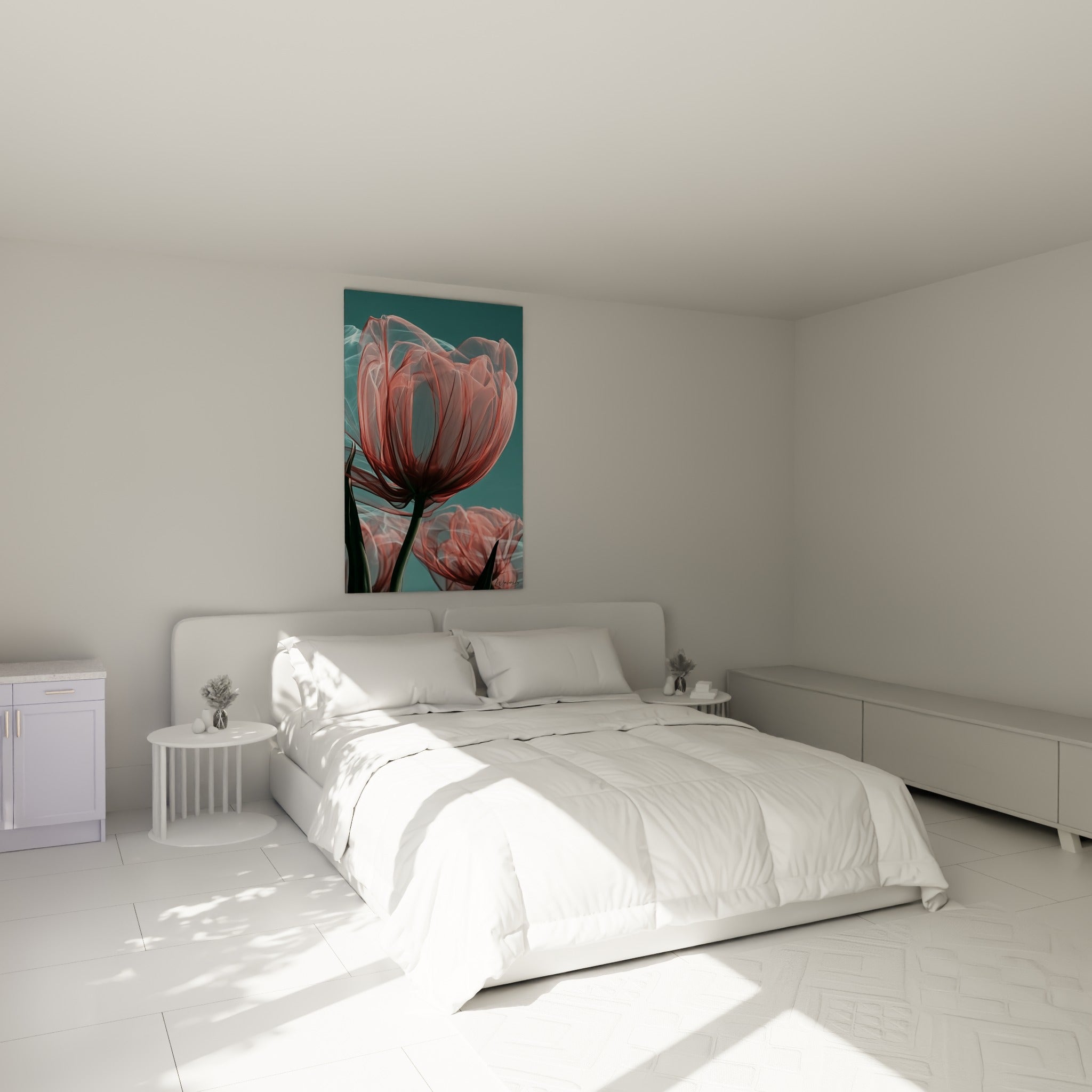 Pétales roses vaporeux de cette tulipe transparente au-dessus d'un lit dans une chambre claire