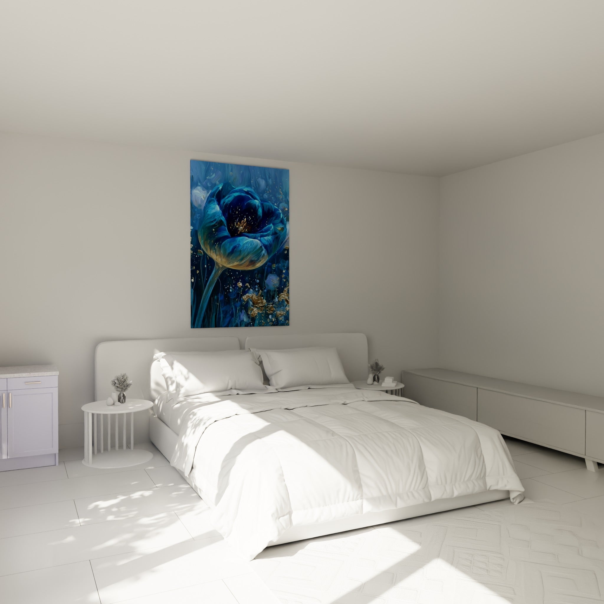 Pétales bleu marine et dorés de cette tulipe accrochée au-dessus d'un lit dans une chambre claire