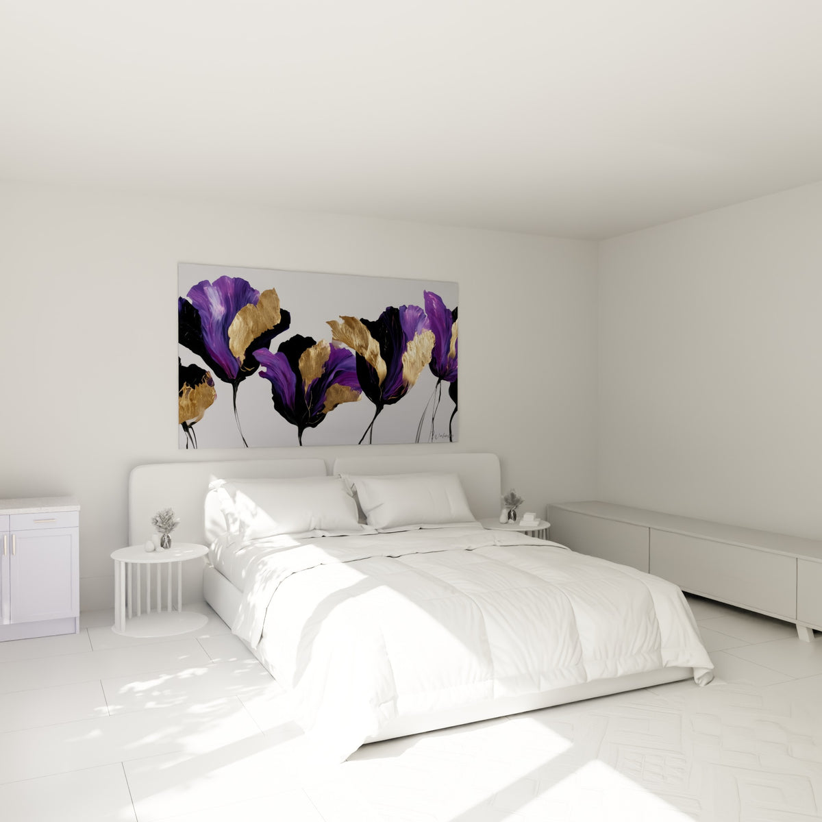 Pétales violets et dorés d'une tulipe stylisée accrochés au-dessus d'un lit dans une chambre claire