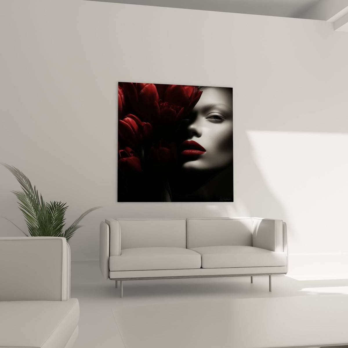 Femme au regard mystérieux entourée de tulipes rouge foncé, accrochée au-dessus d'un canapé dans un salon lumineux