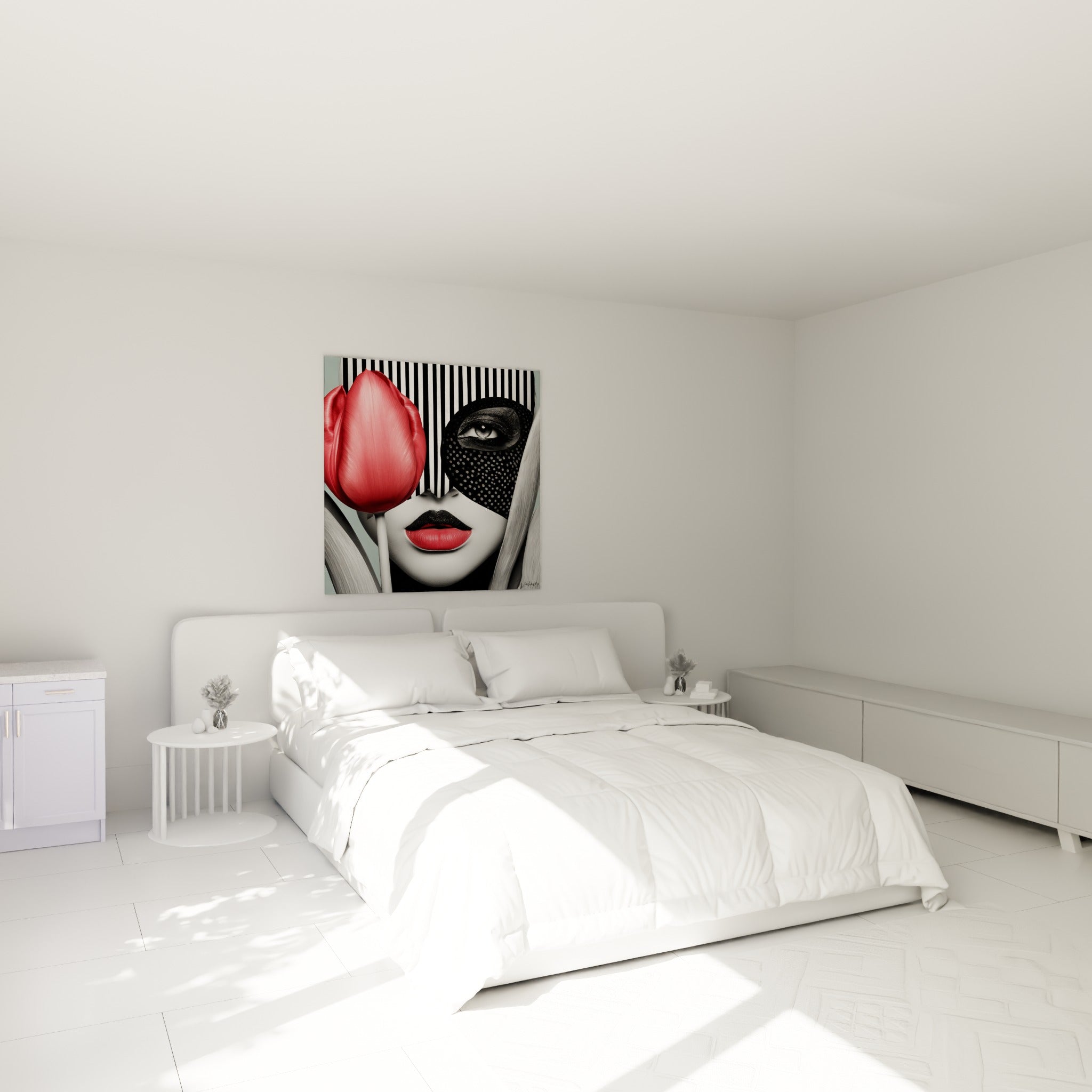 Tulipe rose et portrait masqué en noir et blanc accrochés au-dessus d'un lit dans une chambre claire.