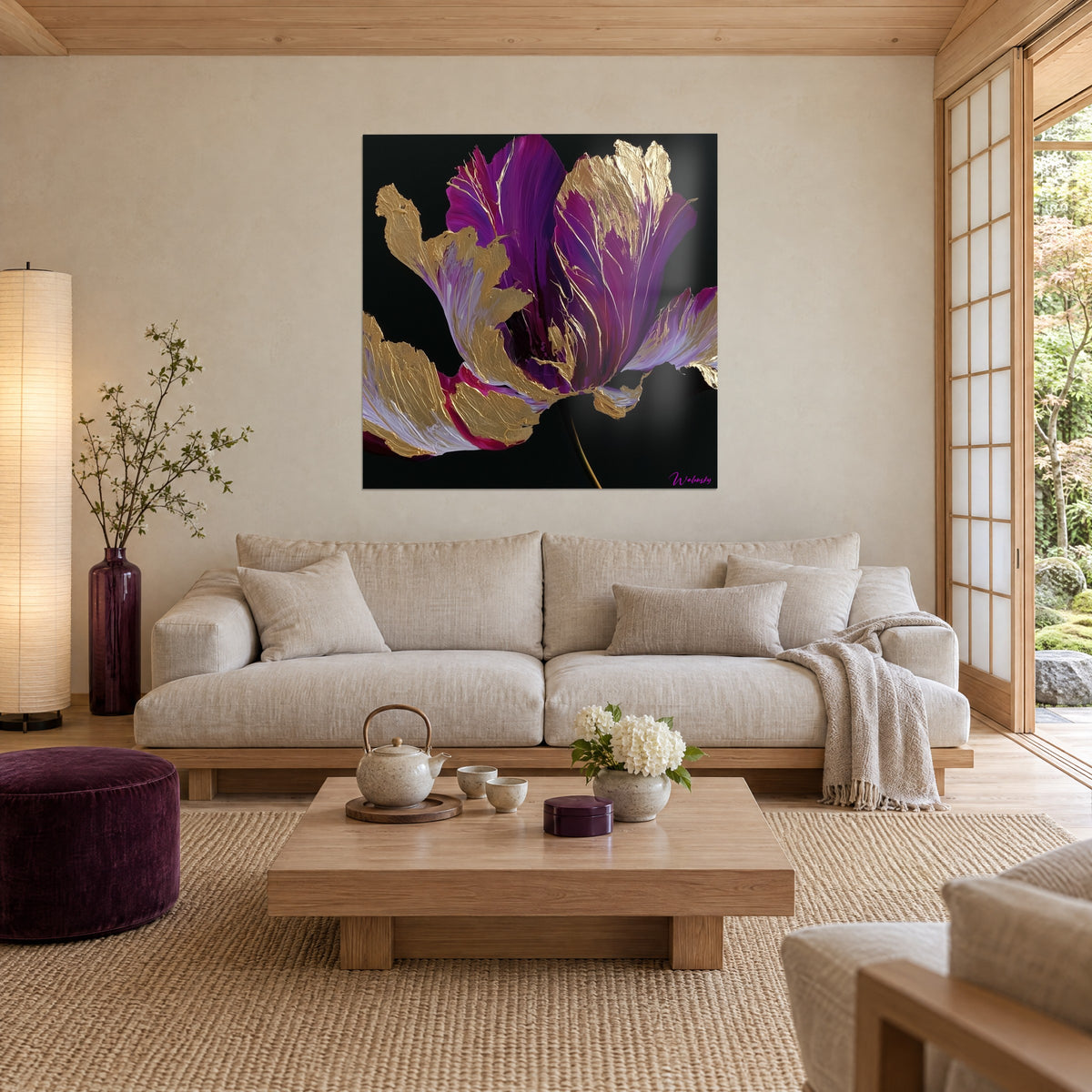 Gemälde Papageientulpe mit violetten und goldenen zerknitterten Blütenblättern auf schwarzem Hintergrund, über einem Sofa in einem hellen Wohnzimmer