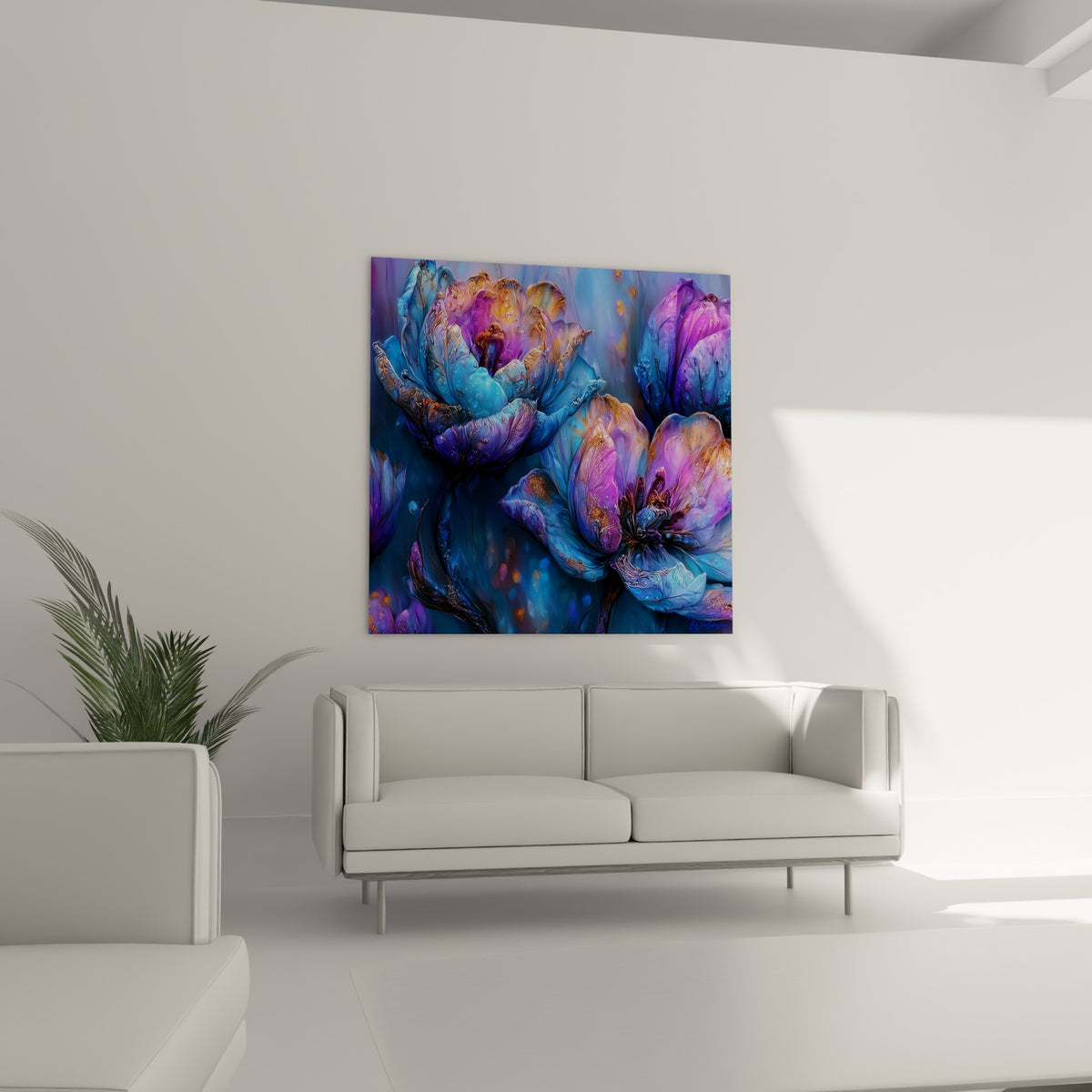 Tulipe violette et bleue aux touches dorées suspendue au-dessus d'un canapé dans un salon lumineux