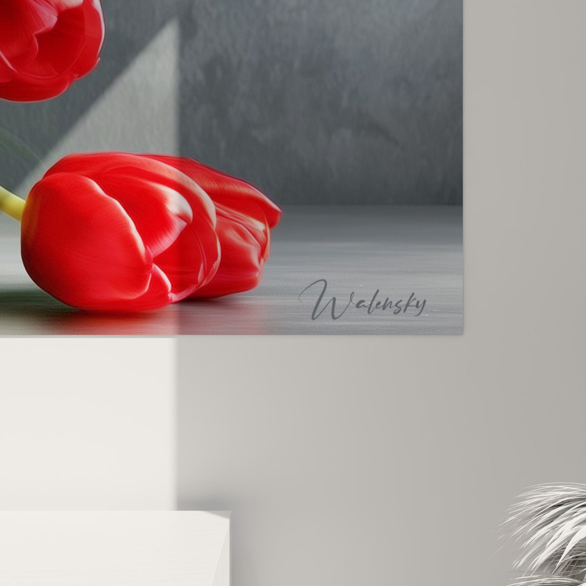 Reflets lumineux glissant sur le vase noir sphérique et nervures rouges des pétales de tulipes en gros plan