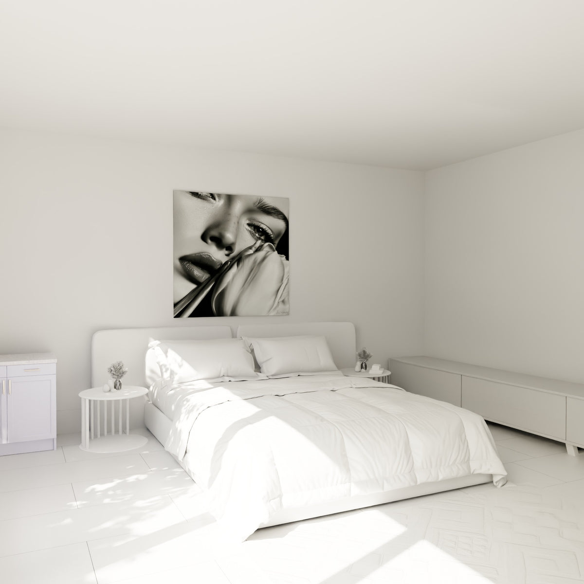 Regard intense et pétale de tulipe blanc au-dessus d'un lit dans une chambre claire