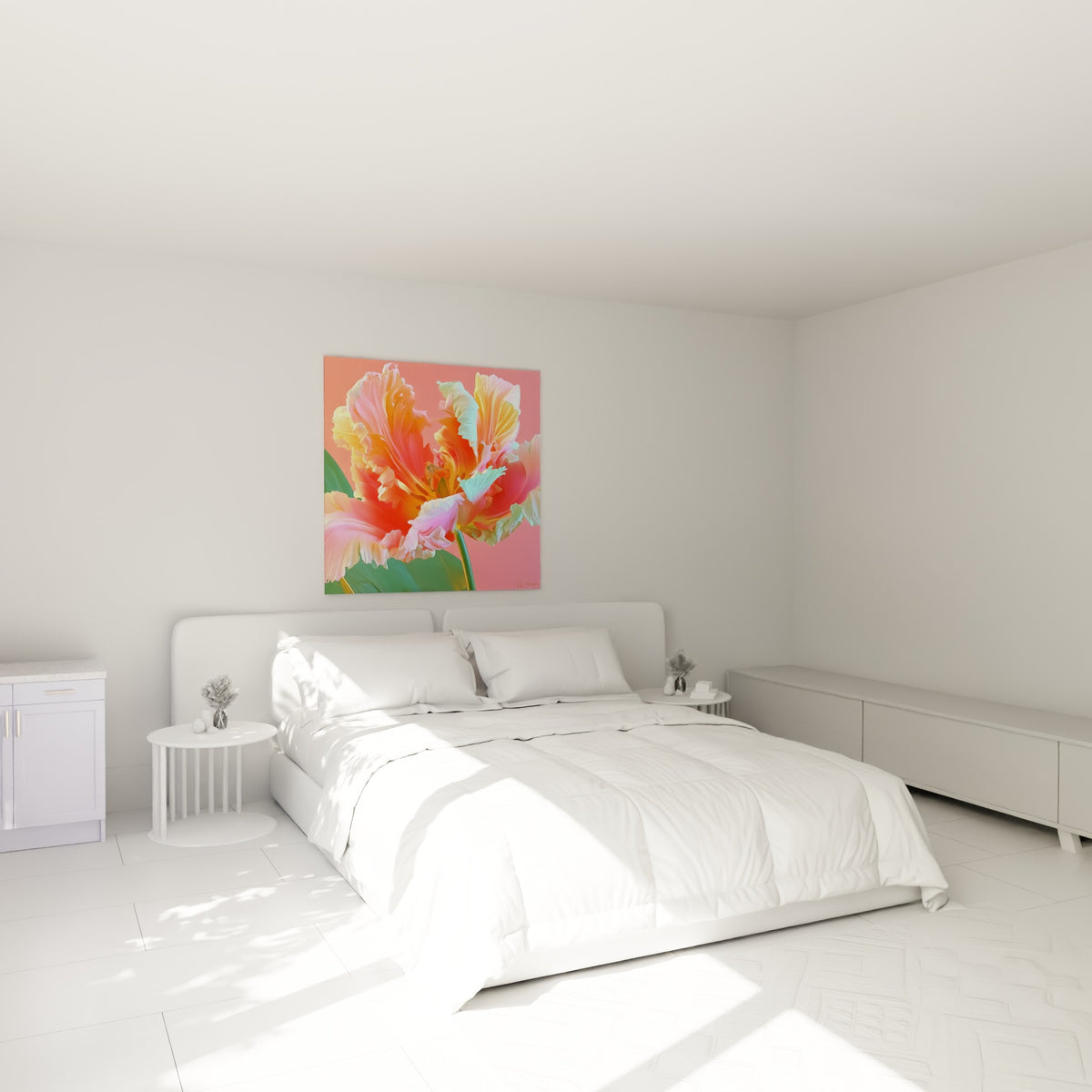 Pétales corail et vert menthe de la Tulipe perroquet, au-dessus d'un lit dans une chambre claire