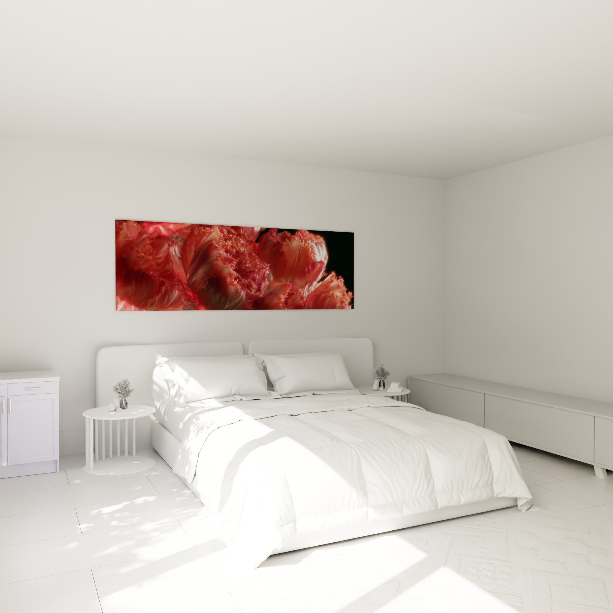 Pétales de tulipe rose saumon et blanc, franges délicates, au-dessus d'un lit dans une chambre claire.