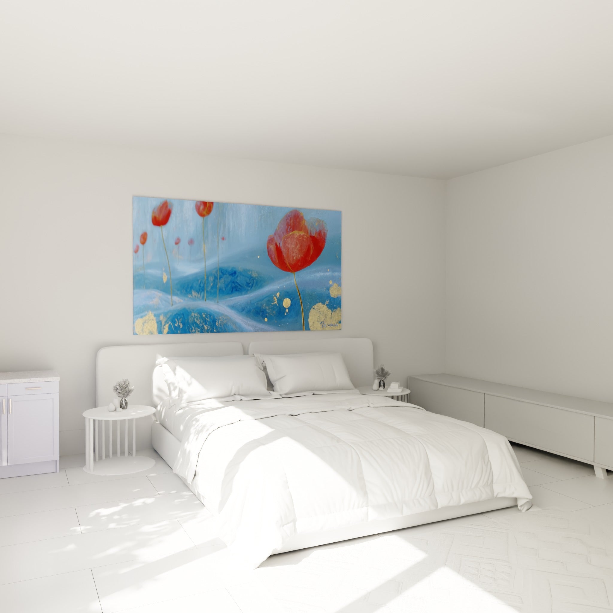 Tulipe rouge et dorée illuminant un mur bleu, accrochée au-dessus d'un lit dans une chambre claire