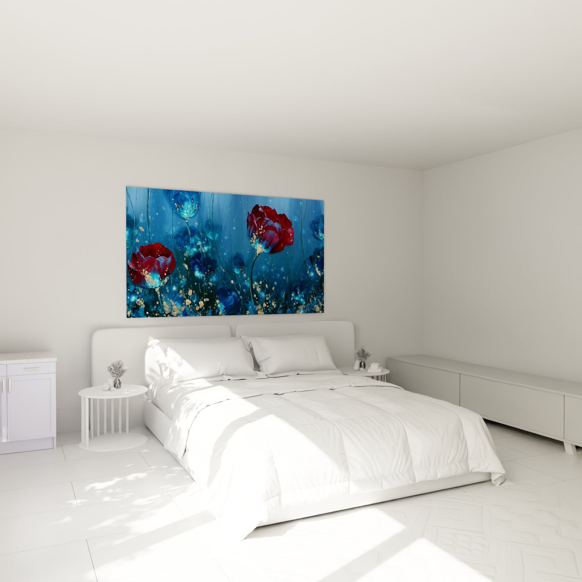 Fleurs de tulipes rouges baignées de bleu nuit doré, accrochées au-dessus d'un lit dans une chambre claire
