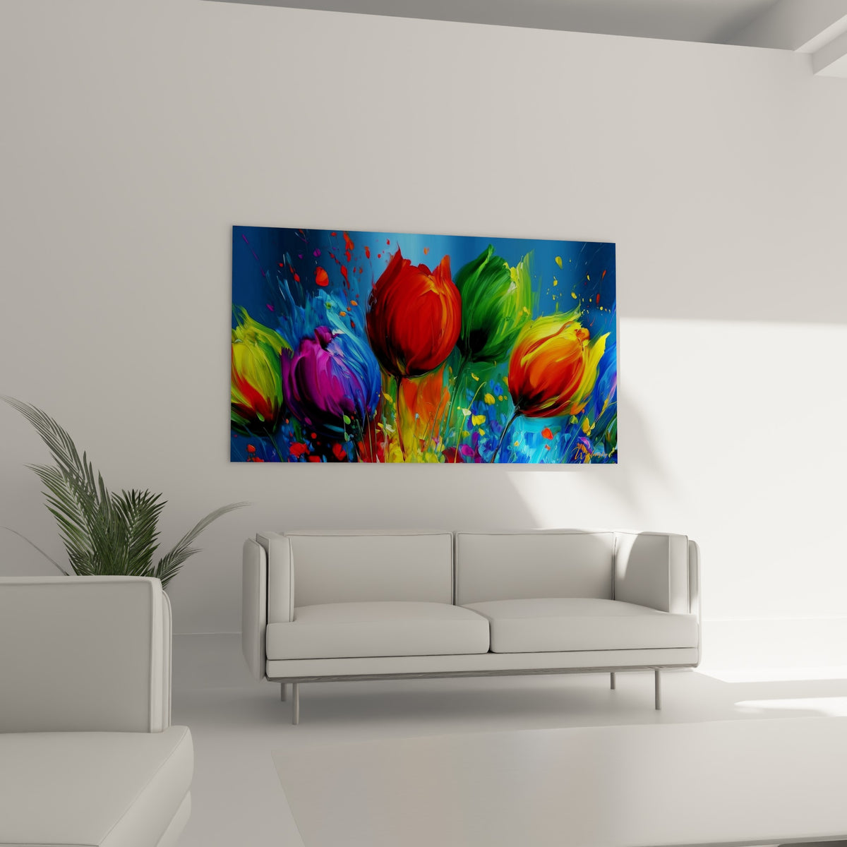Tulipe rouge et verte aux coulures vives, au-dessus d'un canapé dans un salon lumineux