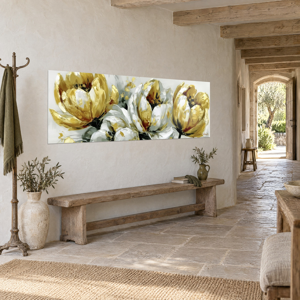 Tableau trois fleurs ivoire et or aux éclaboussures ocre, empâtements au couteau, sur mur chaulé, banc en bois et arche de pierre