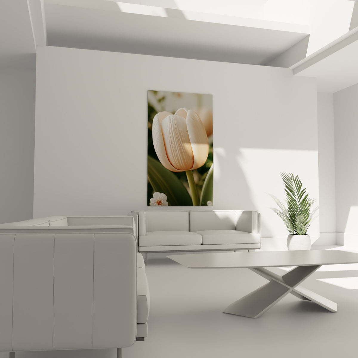 Fleur pêche et ivoire aux textures fines, présentée au-dessus d'un canapé dans un salon lumineux