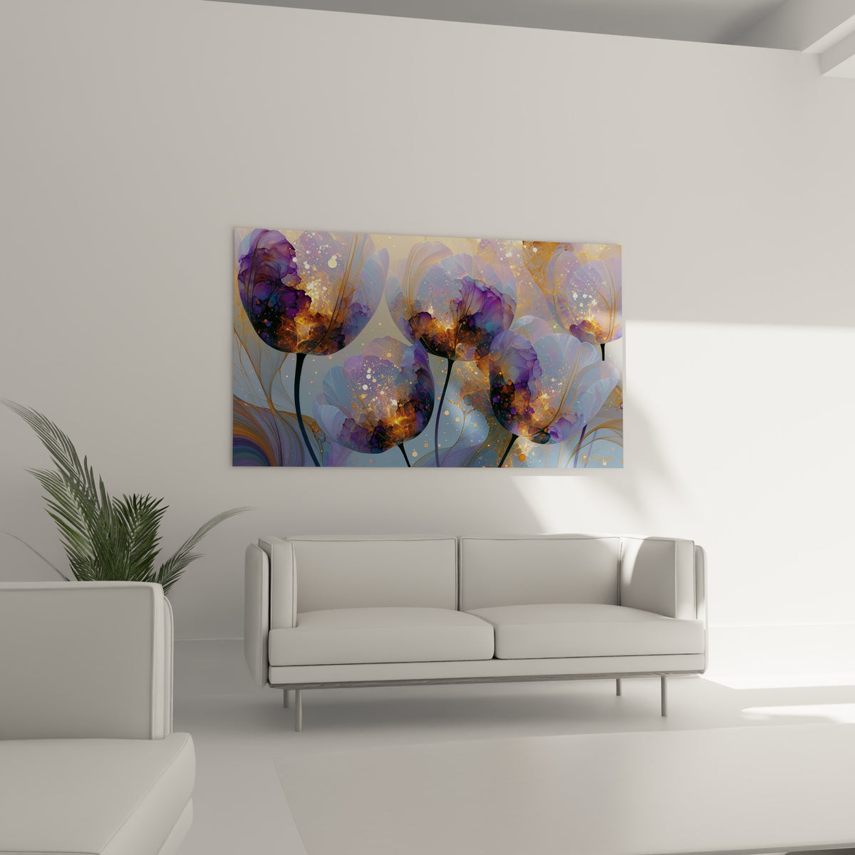 Fleurs de tulipe bleu pastel et dorées éclatantes au-dessus d'un canapé dans un salon lumineux