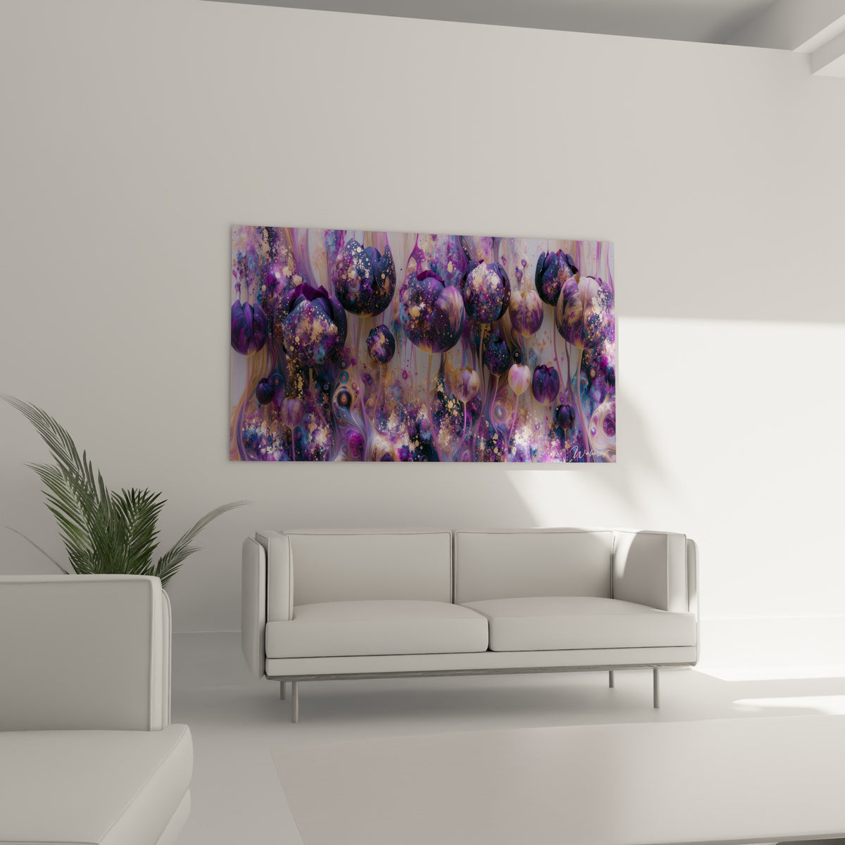 Fleurs de tulipe turquoise et violet foncé au-dessus d'un canapé dans un salon lumineux, effet marbré