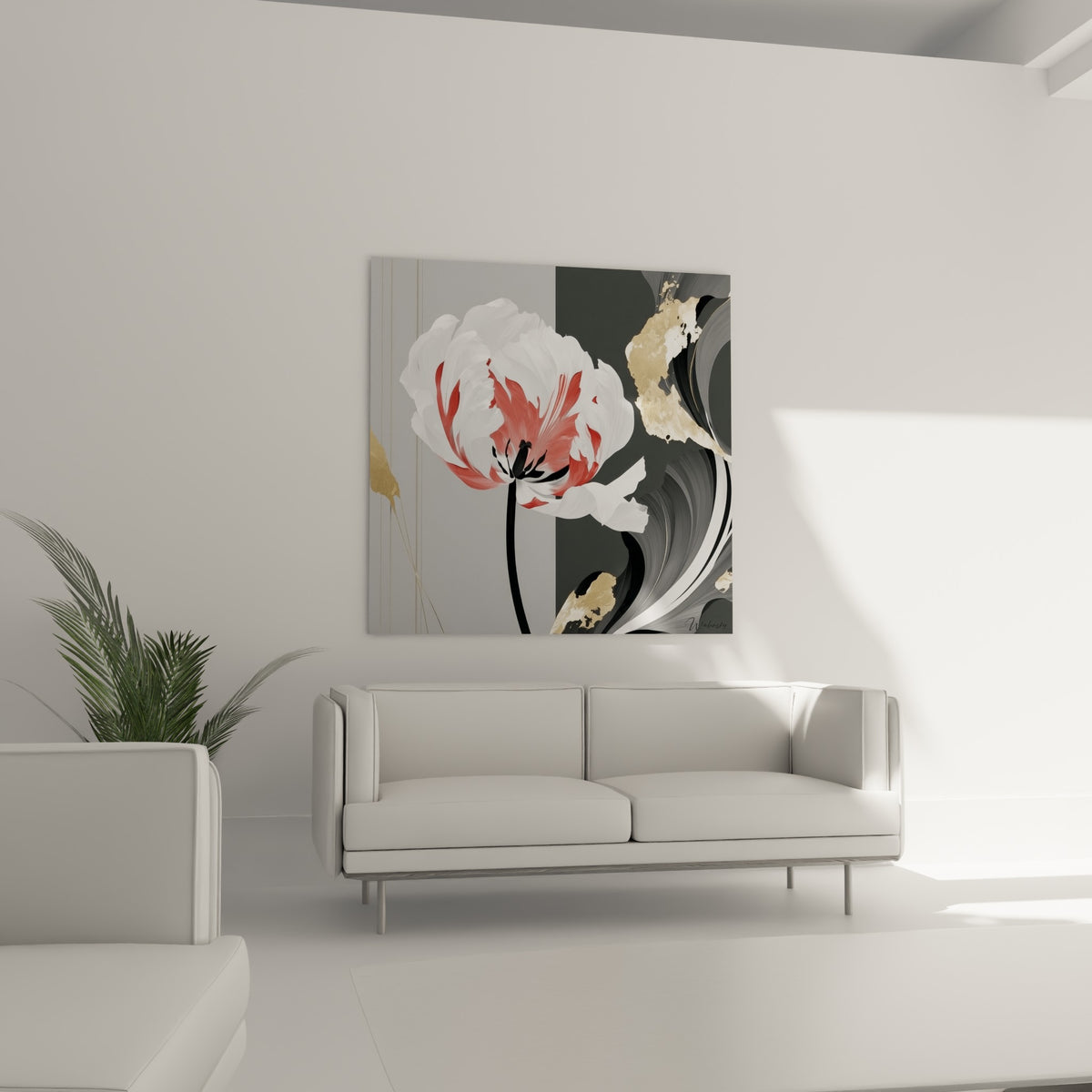 Fleur corail et blanche aux volutes dorées, suspendue au-dessus d'un canapé dans un salon lumineux.