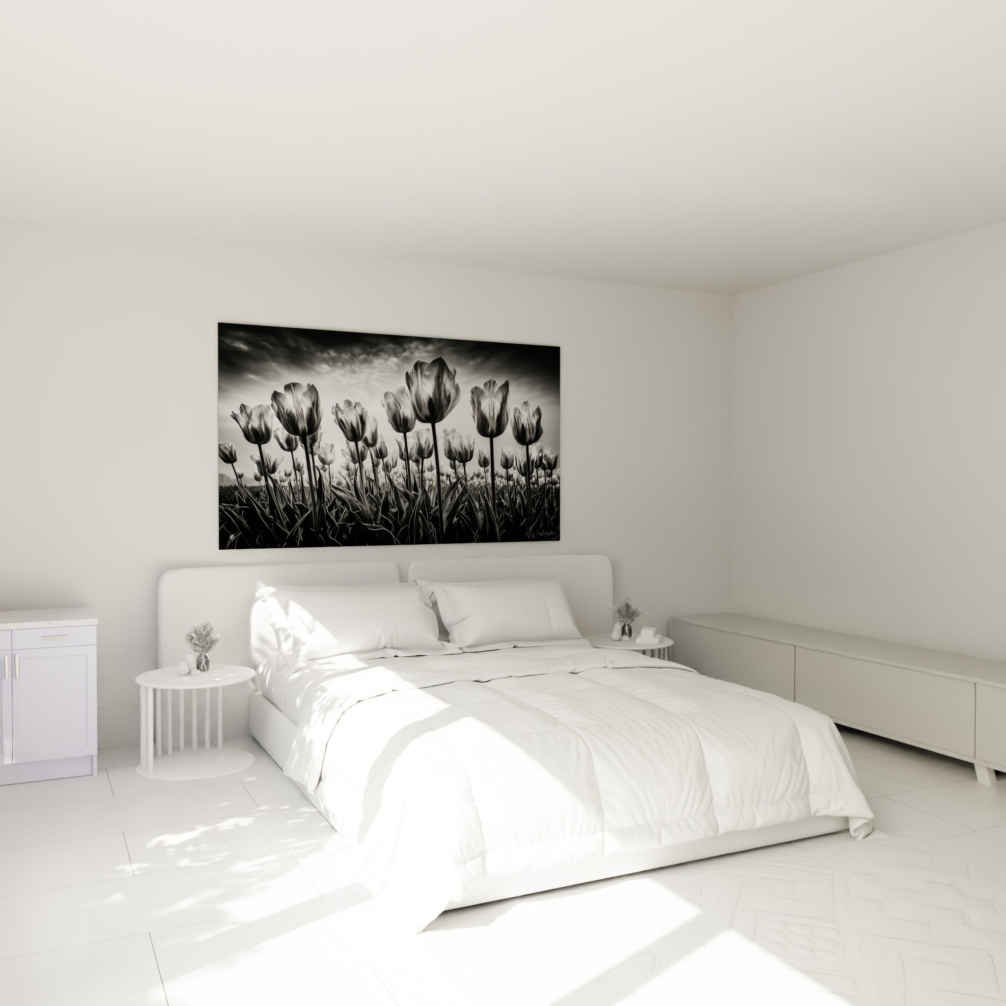 Silhouettes de tulipes grises et blanches en contre-jour, accrochées au-dessus d'un lit dans une chambre claire.
