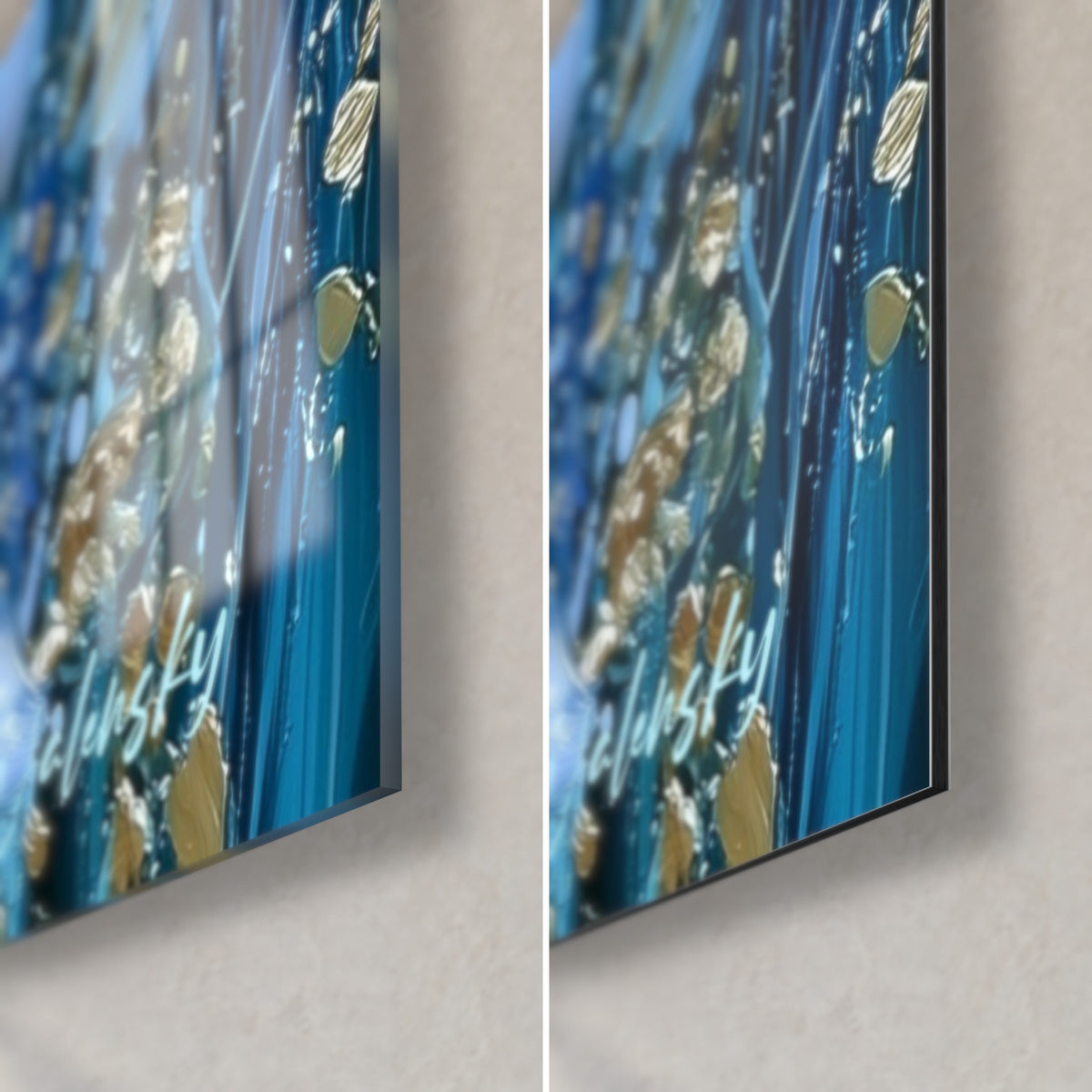 Schilderij van een kobaltblauwe bloem met gouden bladeren, rechtsonder: glanzend acrylglas links, mat Dibond rechts, rand van 3 mm