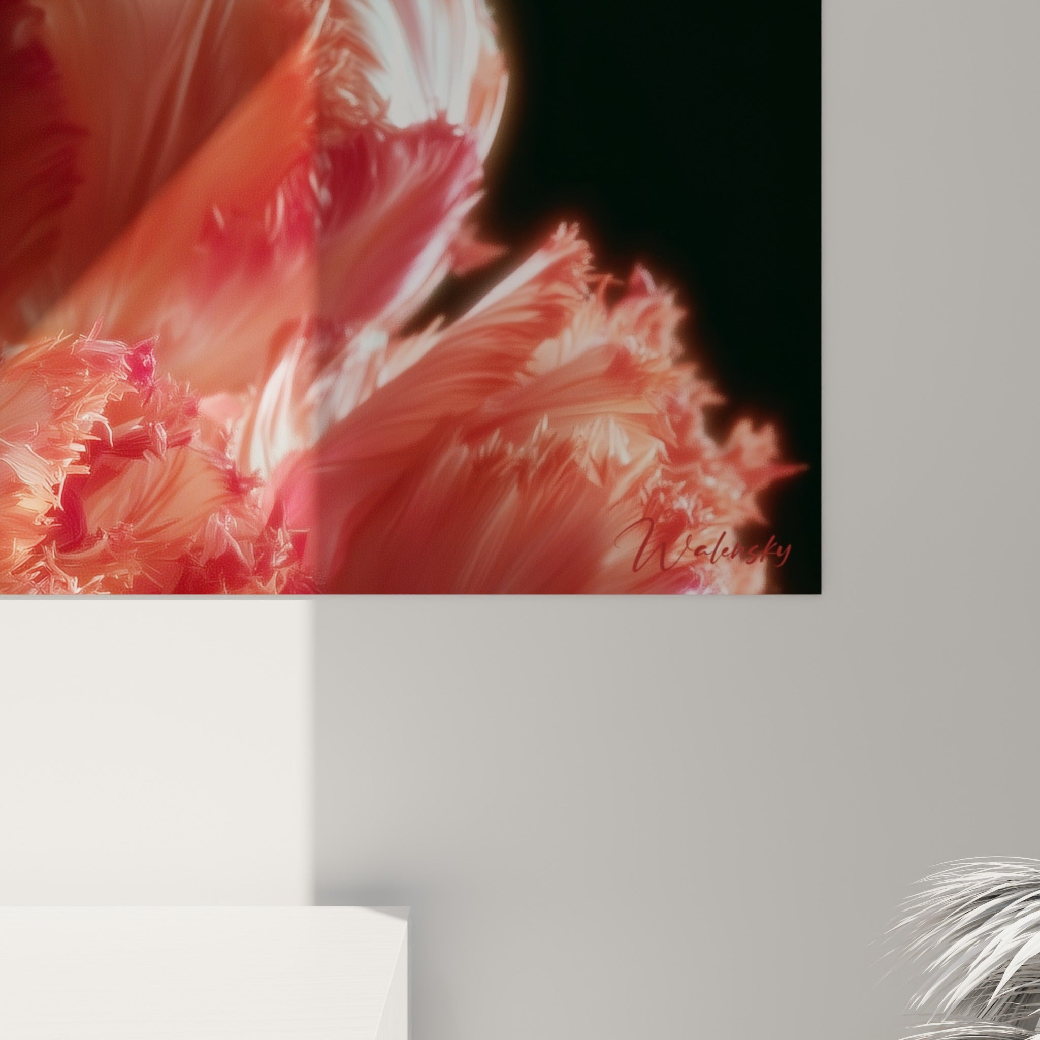 Grain fin des pétales de tulipe, coulures corail et blanches se mêlant sur la toile accrochée.