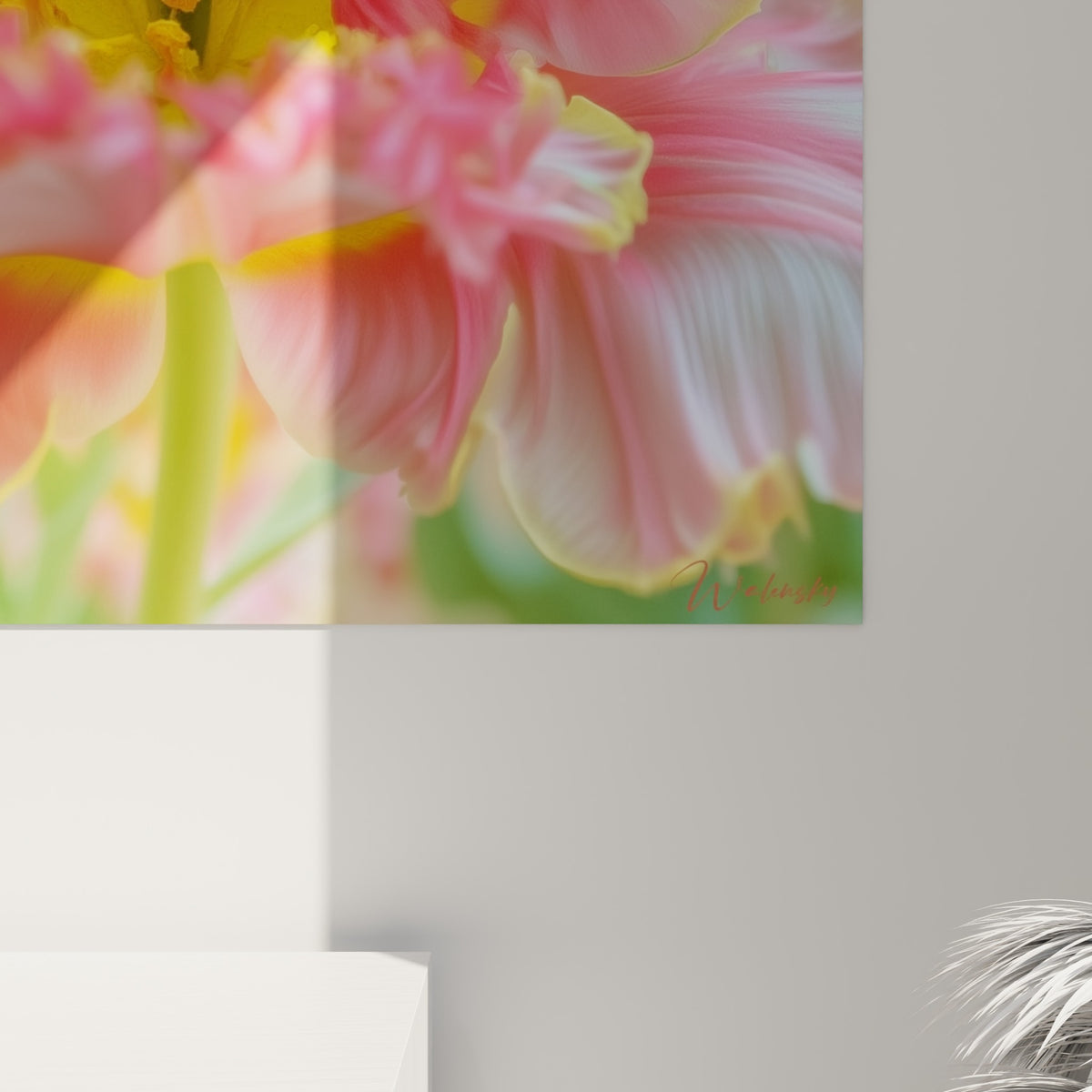 Nervures fines et coulures pastel rose et jaune visibles sur l'impression de la tulipe accrochée.