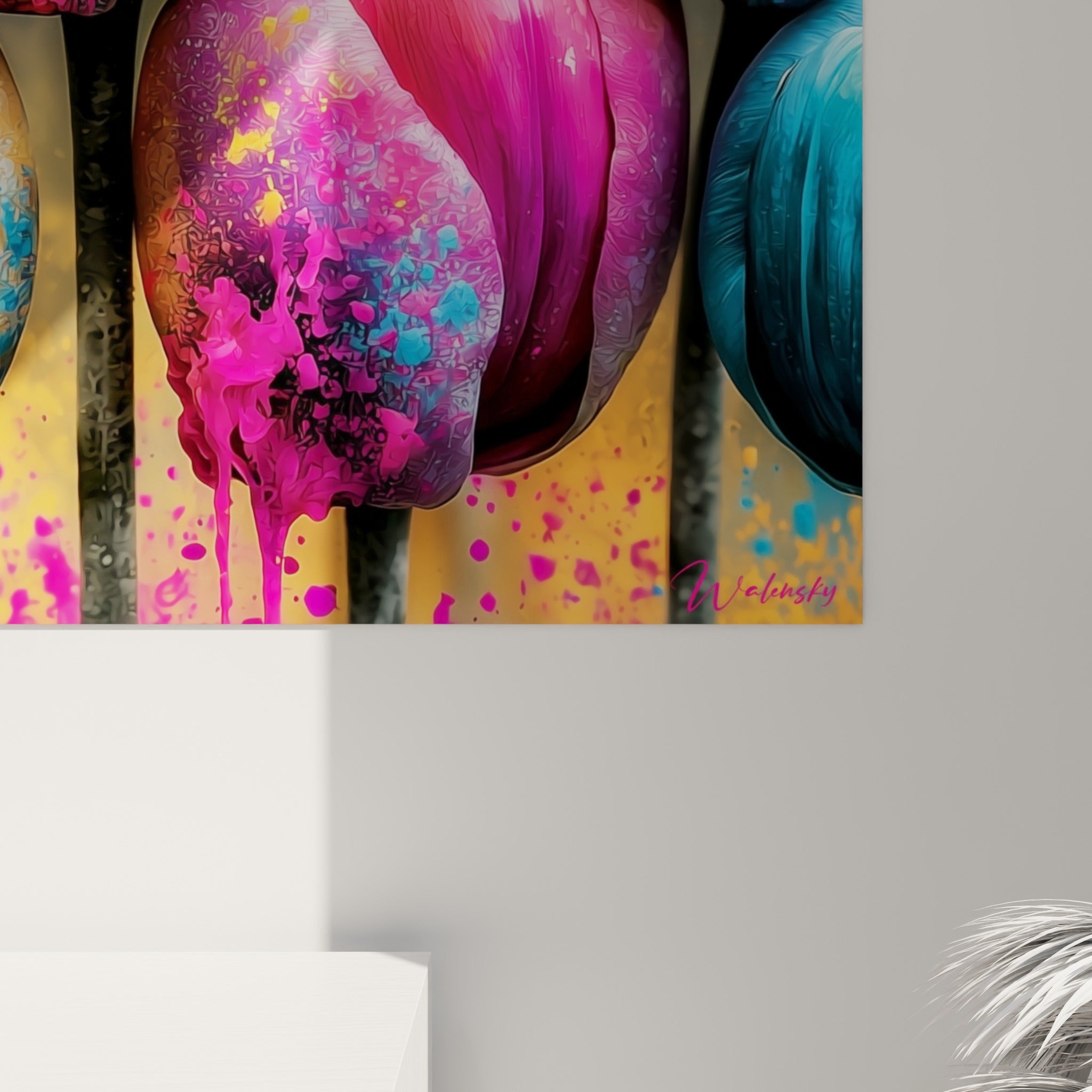 Grain pictural des pétales violets et fuchsia, coulures de peinture jaune et bleue visibles de près sur la toile