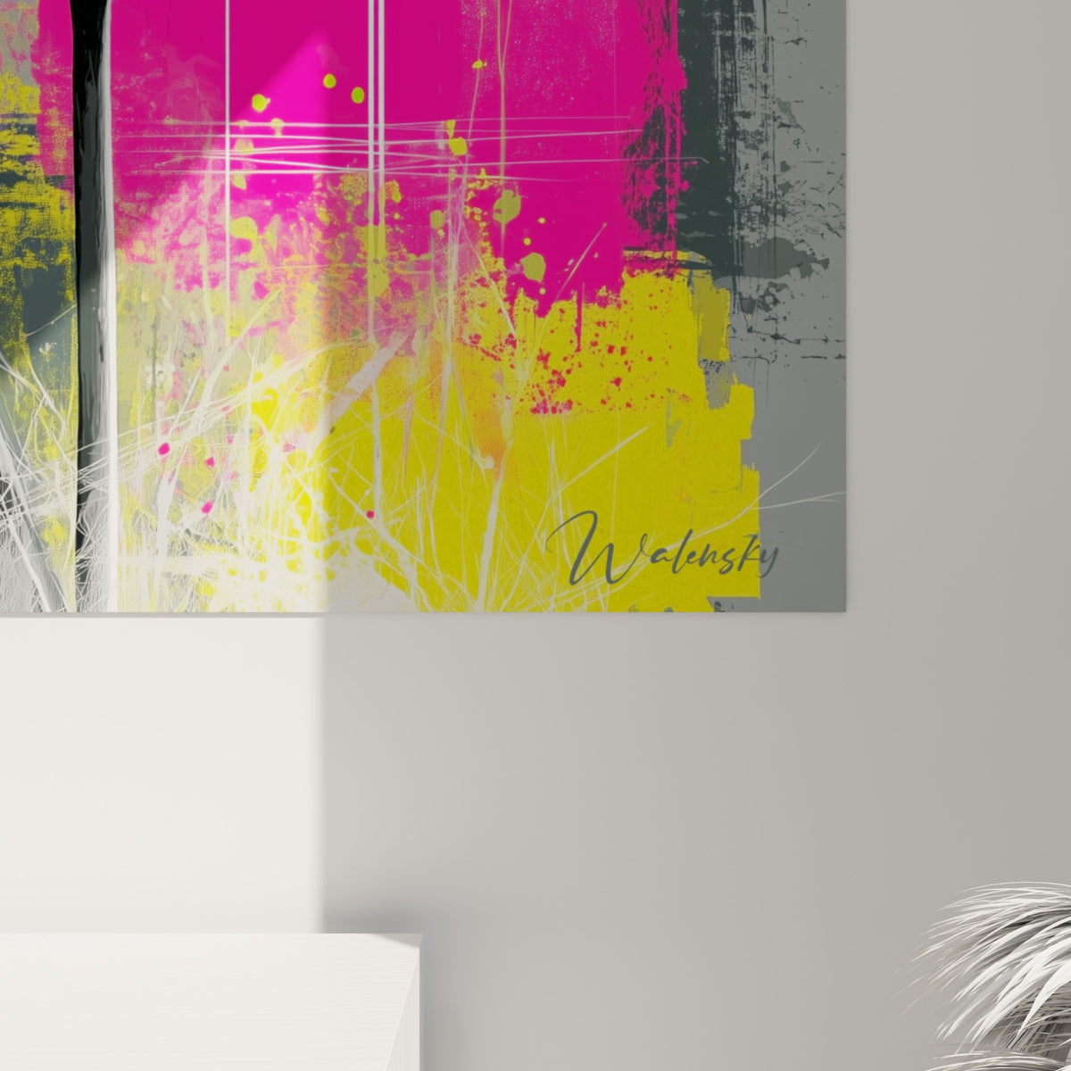 Empâtements gris et coulures blanches se mêlent au rose fuchsia et jaune moutarde sur la toile texturée