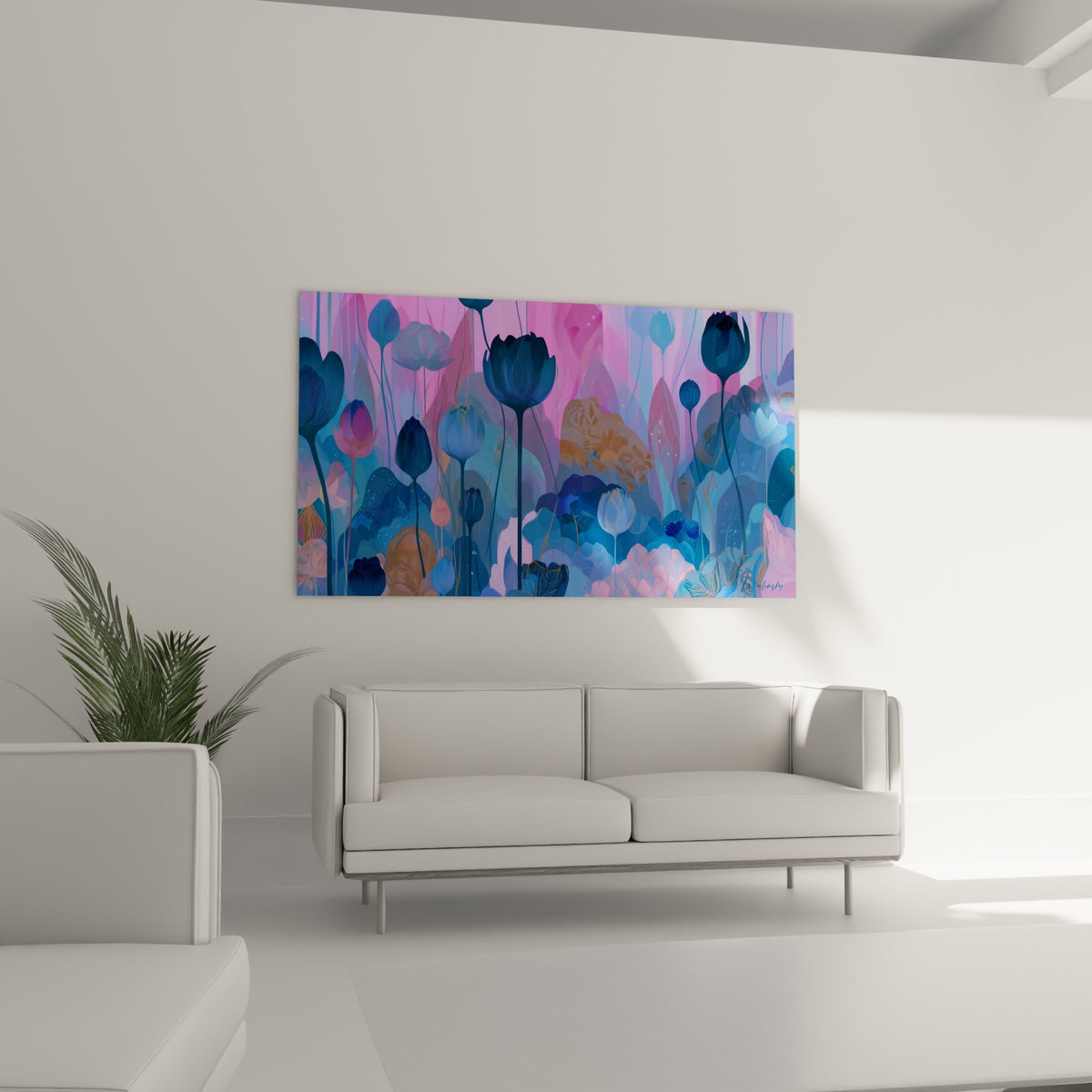 Silhouettes florales bleu marine et touches dorées du tableau Tulipe au-dessus d'un canapé dans un salon lumineux