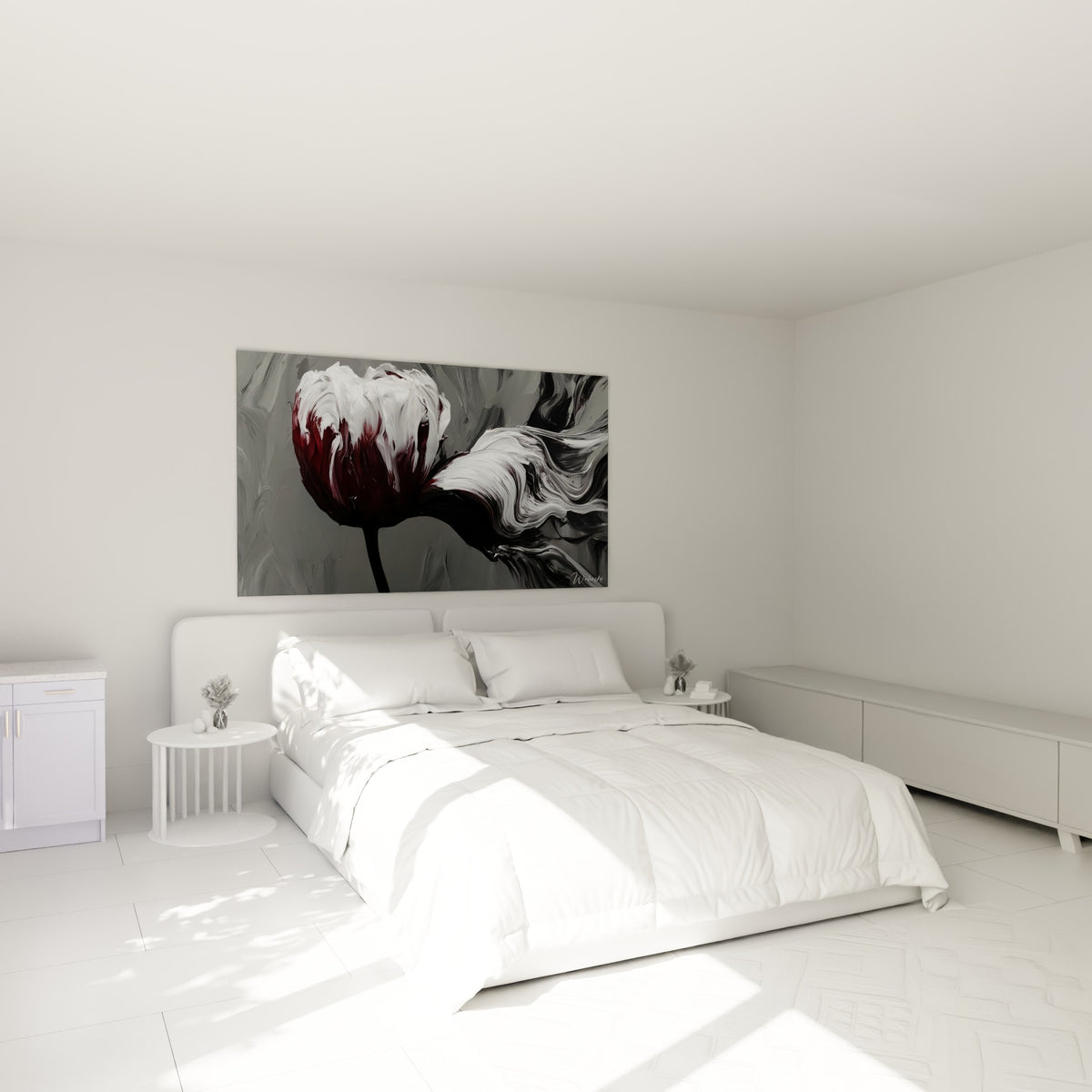 Fleur bordeaux et blanche en mouvement peint, accrochée au-dessus d'un lit dans une chambre claire