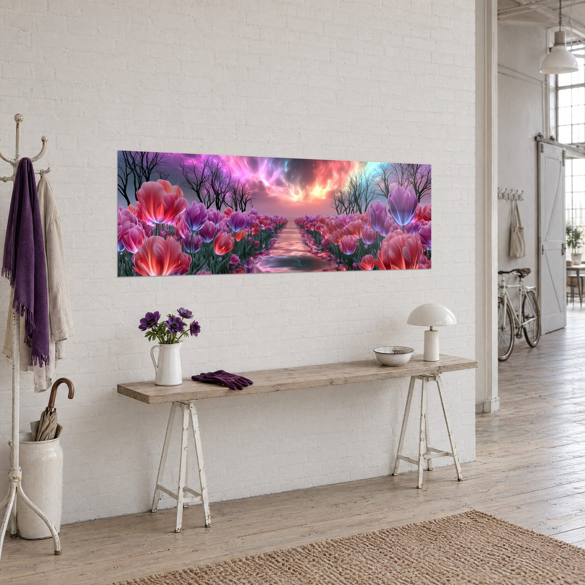 Schilderij van een laan vol koraal- en mauwe bloemen, kale zwarte bomen en neonmagenta hemel, driekwartzicht op een witte muur