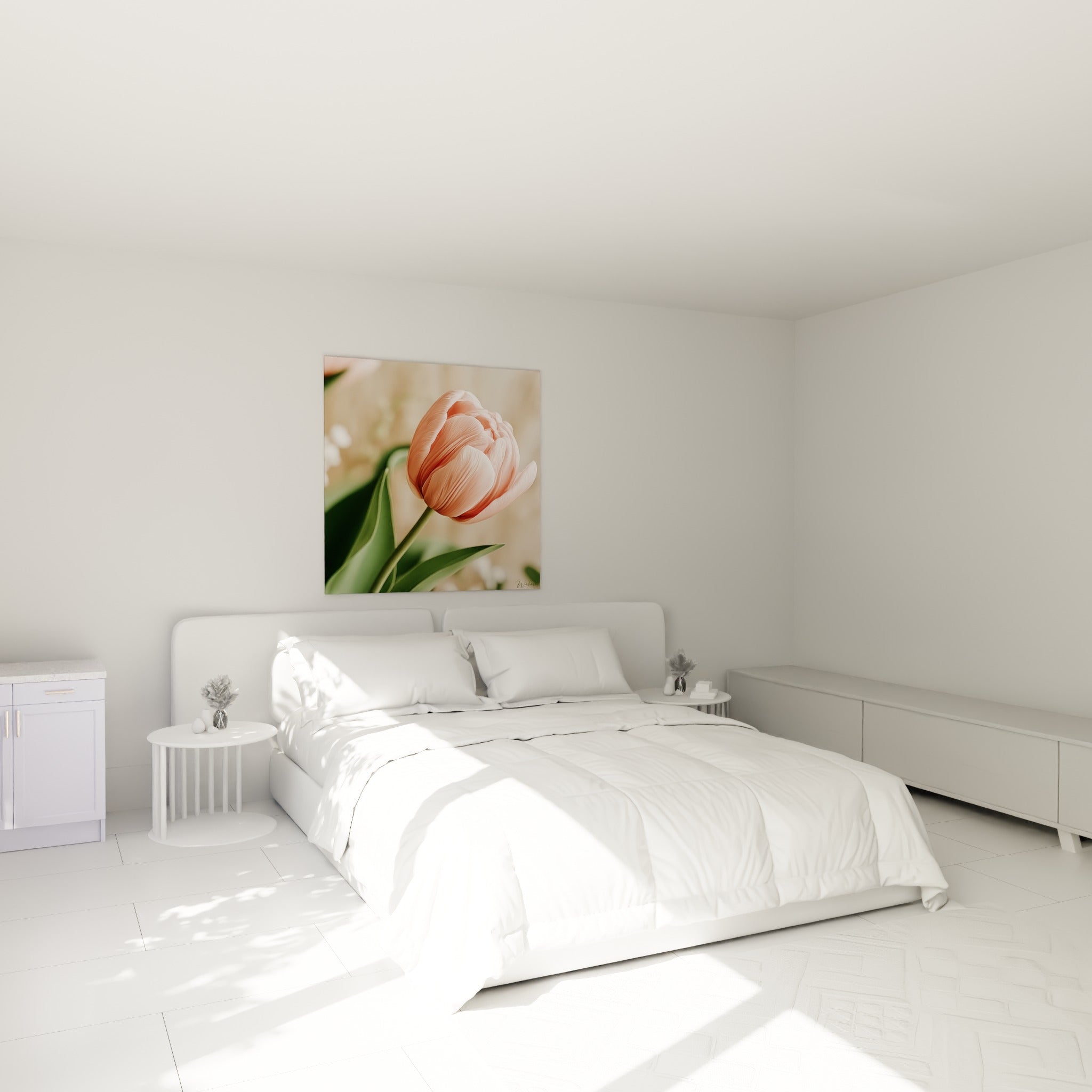 Pétale rose délicat de la tulipe accroché au-dessus d'un lit dans une chambre claire