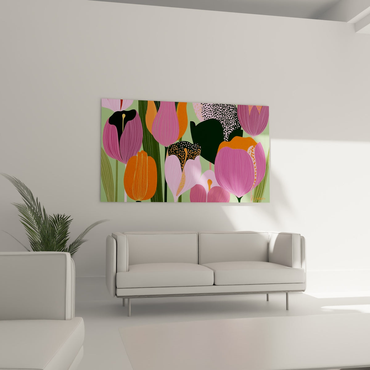 Fleurs de tulipes fuchsia et orange sur fond vert olive, disposées au-dessus d'un canapé dans un salon lumineux