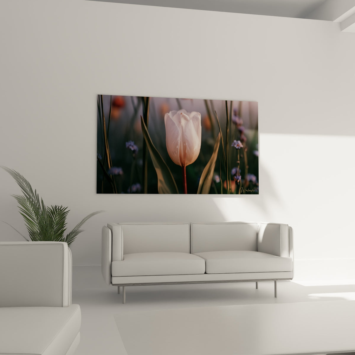 Tulipe blanche rosée entourée de tiges vertes, accrochée au-dessus d'un canapé dans un salon lumineux