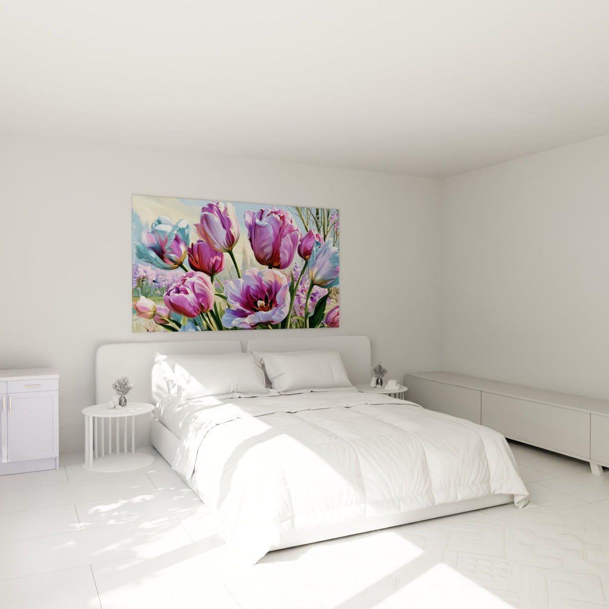 Bouquet de tulipes violettes et roses accroché au-dessus d'un lit dans une chambre claire