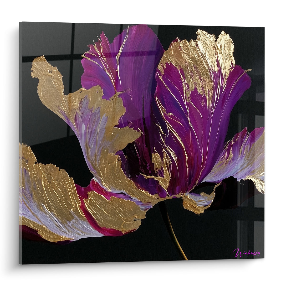 Tulipe violette et dorée aux pétales texturés se déployant sur un fond noir profond