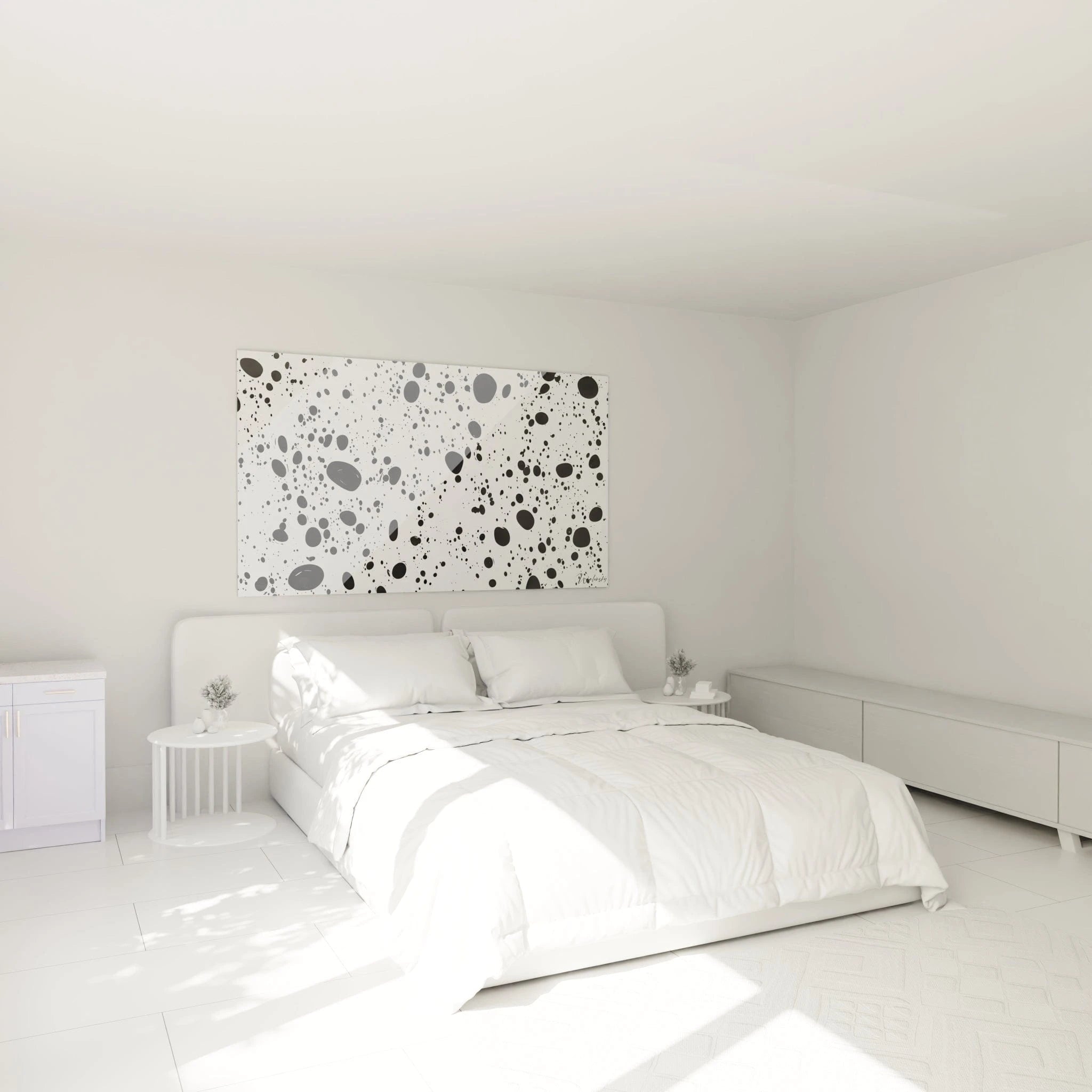 Tableau tacheté noir et blanc Walensky accroché au-dessus d'un lit moderne dans une chambre lumineuse