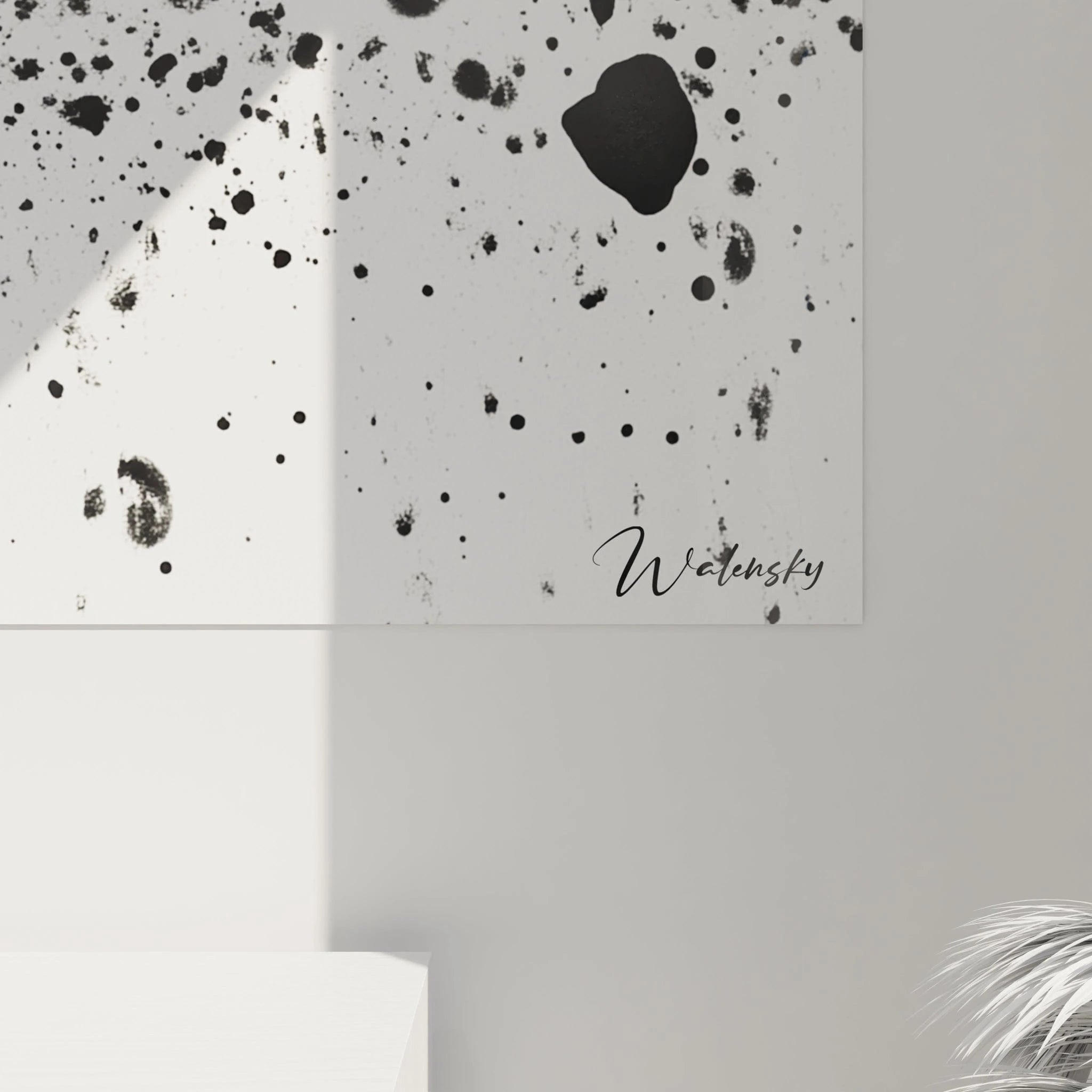 Tableau tacheté noir et blanc Walensky avec des éclats d'encre artistique sur fond blanc