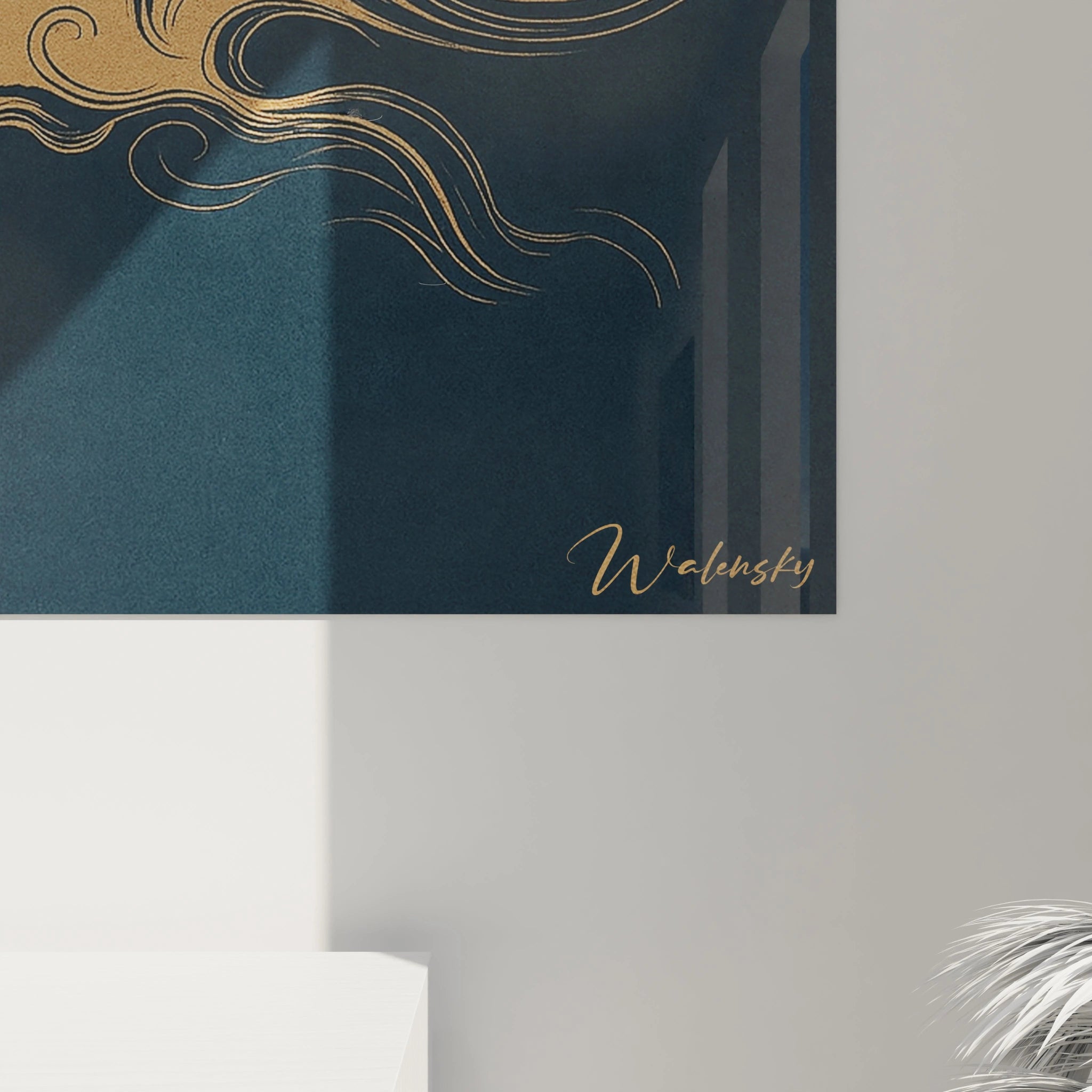 Un tableau nuages japonais dans un style épuré mettant en scène des volutes dorées sur fond sombre, avec des textures subtiles rappelant les laques traditionnelles, des formes organiques fluidement interconnectées et un équilibre parfait entre vide et plénitude.