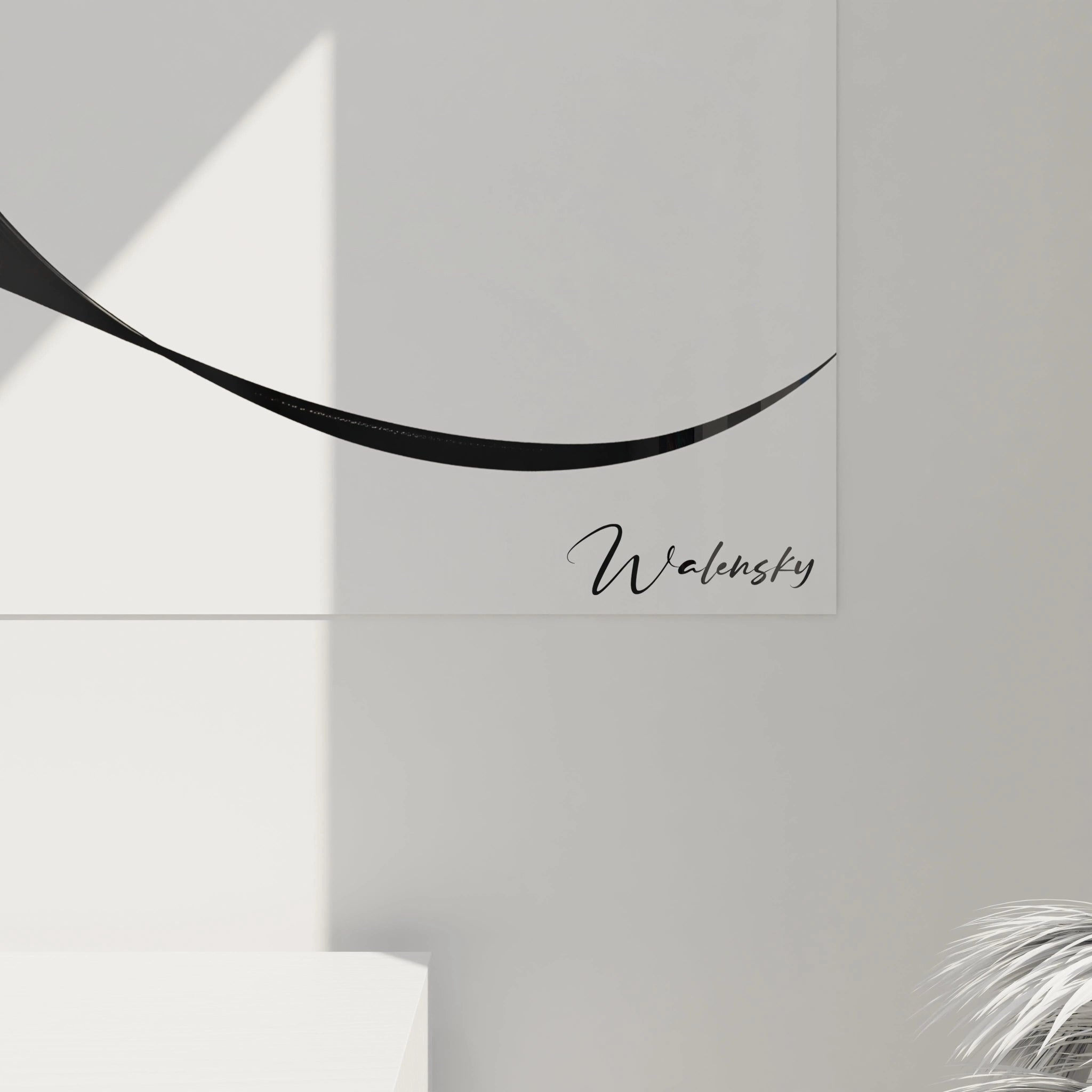 Un tableau rayures noir et blanc géométrique présentant un jeu de vagues et courbes graphiques formées par des lignes parallèles d'épaisseur constante. Les contrastes entre zones denses et aérées produisent une composition dynamique qui semble pulser avec un rythme visuel hypnotique.