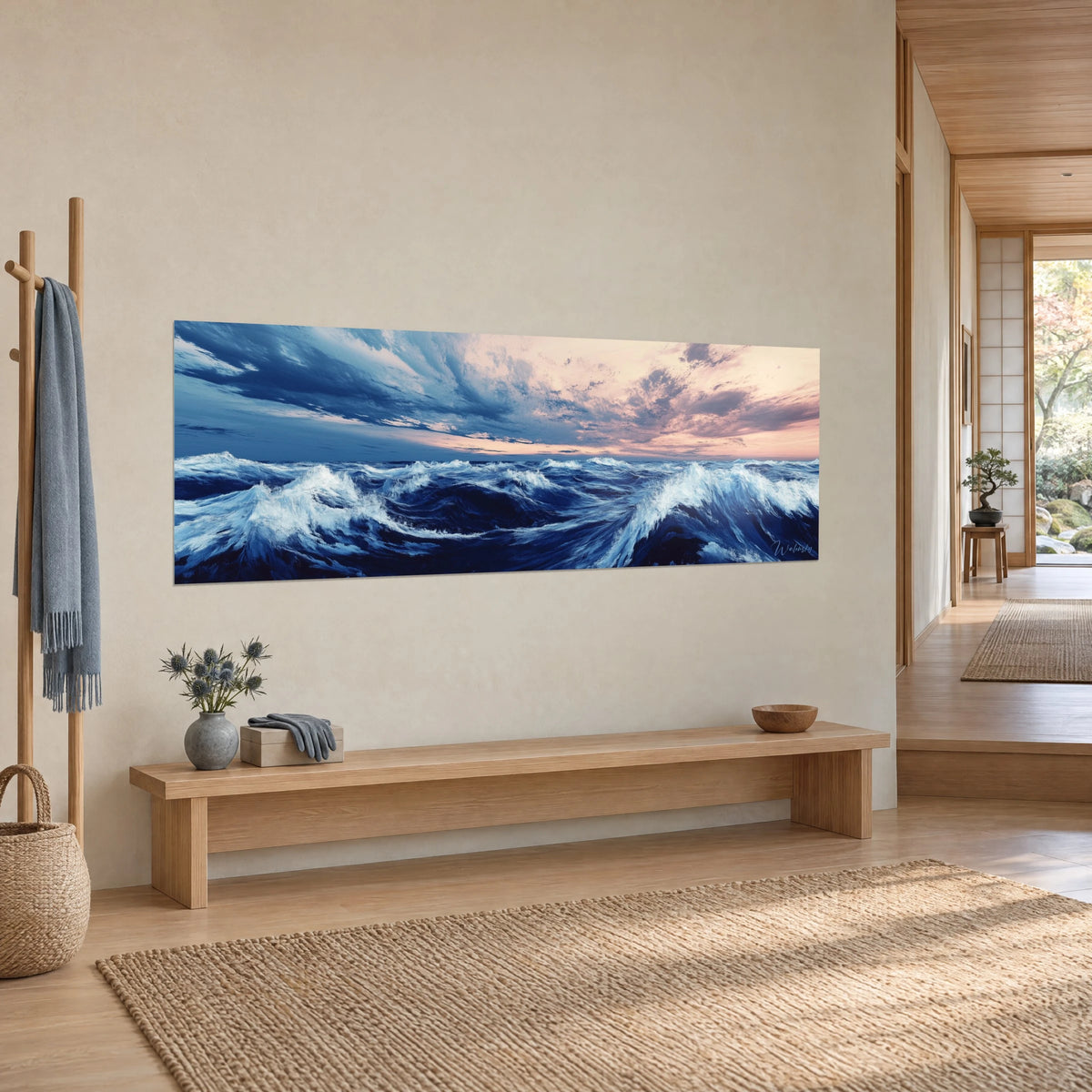 Gemälde mit stürmischem Meerespanorama, indigoblaue Wellen mit weißem Rand unter lachsfarbenem Himmel, an einer beigen Wand neben einer Holzbank