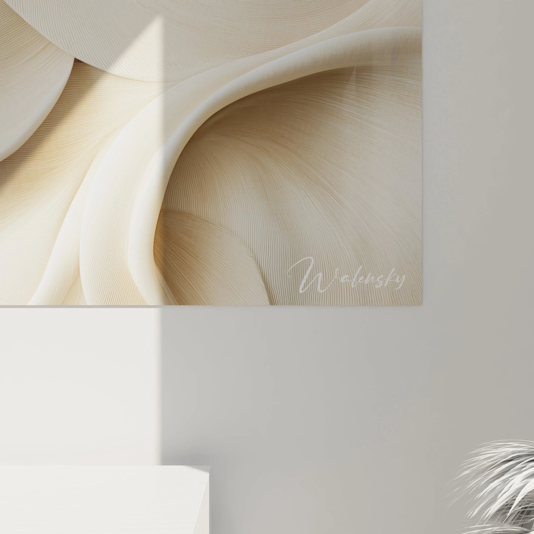 Tableau texturé abstrait avec des lignes et courbes fluides, aux couleurs principales beige et blanc cassé. Les formes interagissent pour créer une texture uniforme et apaisante à l’œil.