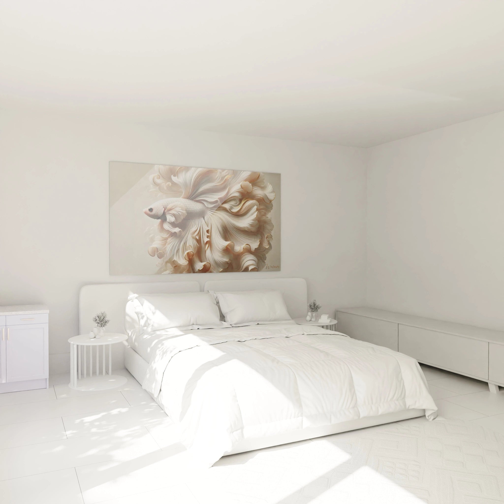 Tableau poisson betta accroché au mur au-dessus du lit dans une chambre. Ajoutez une touche de poésie et d'élégance à votre pièce avec ce tableau aux nuances de blanc, beige et or.