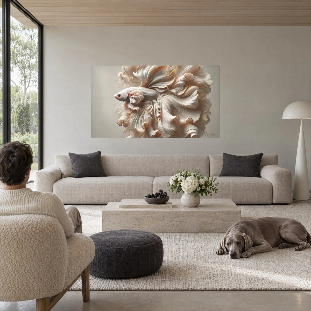 Cuadro pez de combate marfil con aletas dentadas ribeteadas en oro, sobre fondo gris beige, encima de un sofá en un salón luminoso
