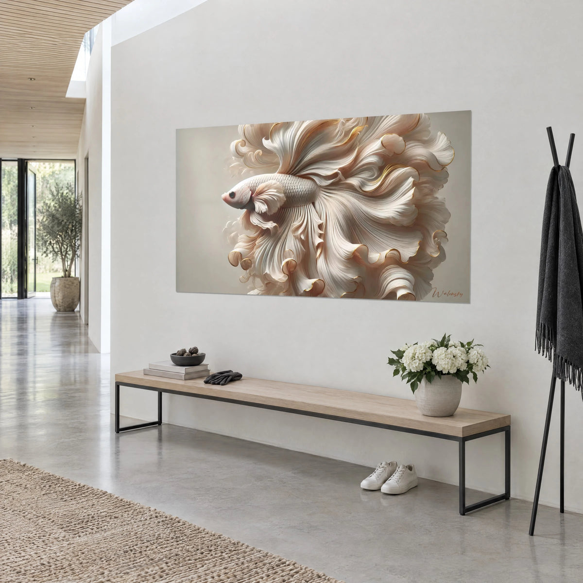 Cuadro betta nacarado cuya cola ondula en volutas crema y rosadas bordeadas de oro, sobre una pared blanca encima de un banco de madera