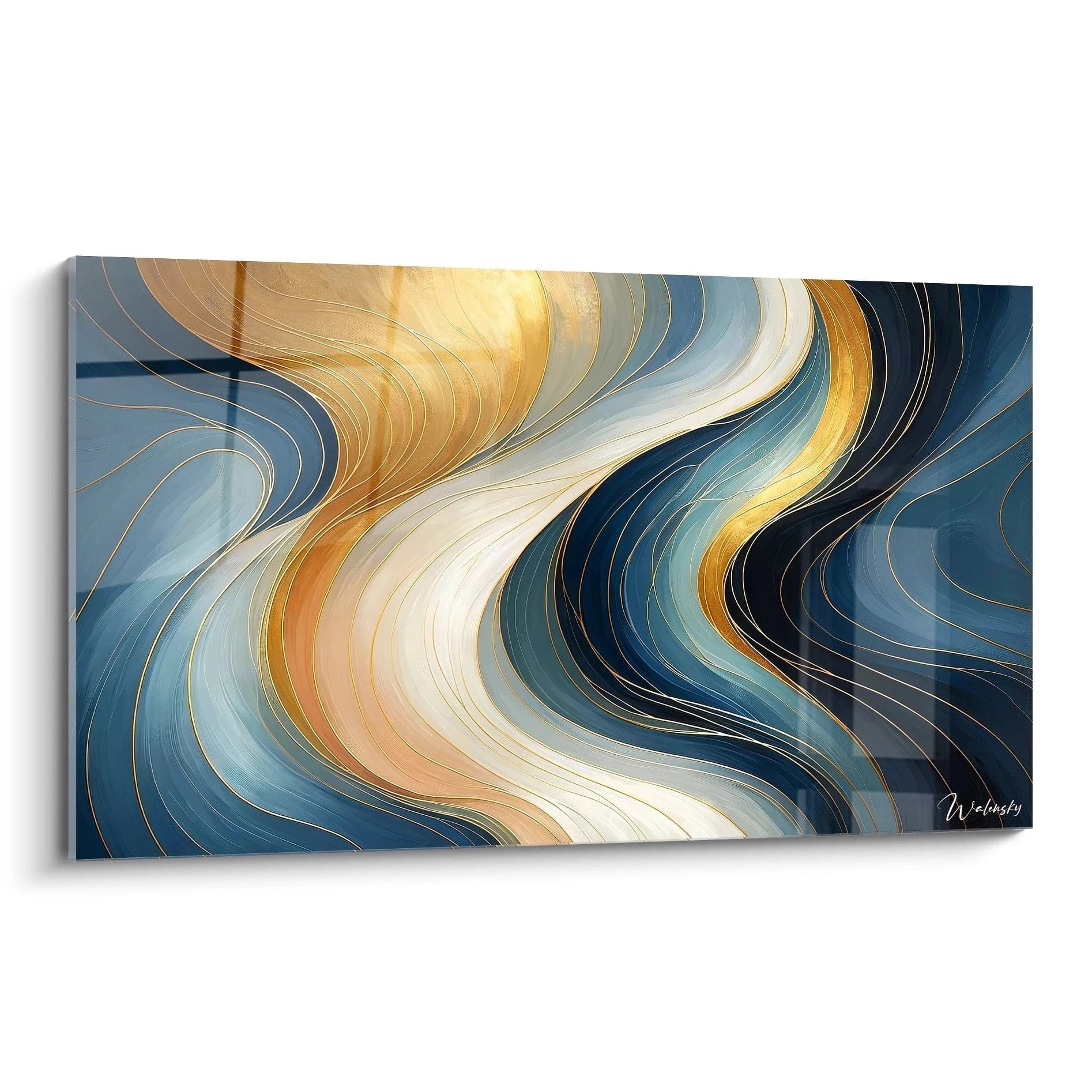 Un tableau abstrait de vagues ondulantes aux contours dorés. Dominé par des teintes bleu marine, or métallique, blanc crème et bleu ciel. La texture présente des bandes courbes et fluides aux dégradés subtils, délimitées par de fines lignes dorées qui suivent les mouvements ondoyants, créant un effet d'élégance et de fluidité à travers toute la composition.