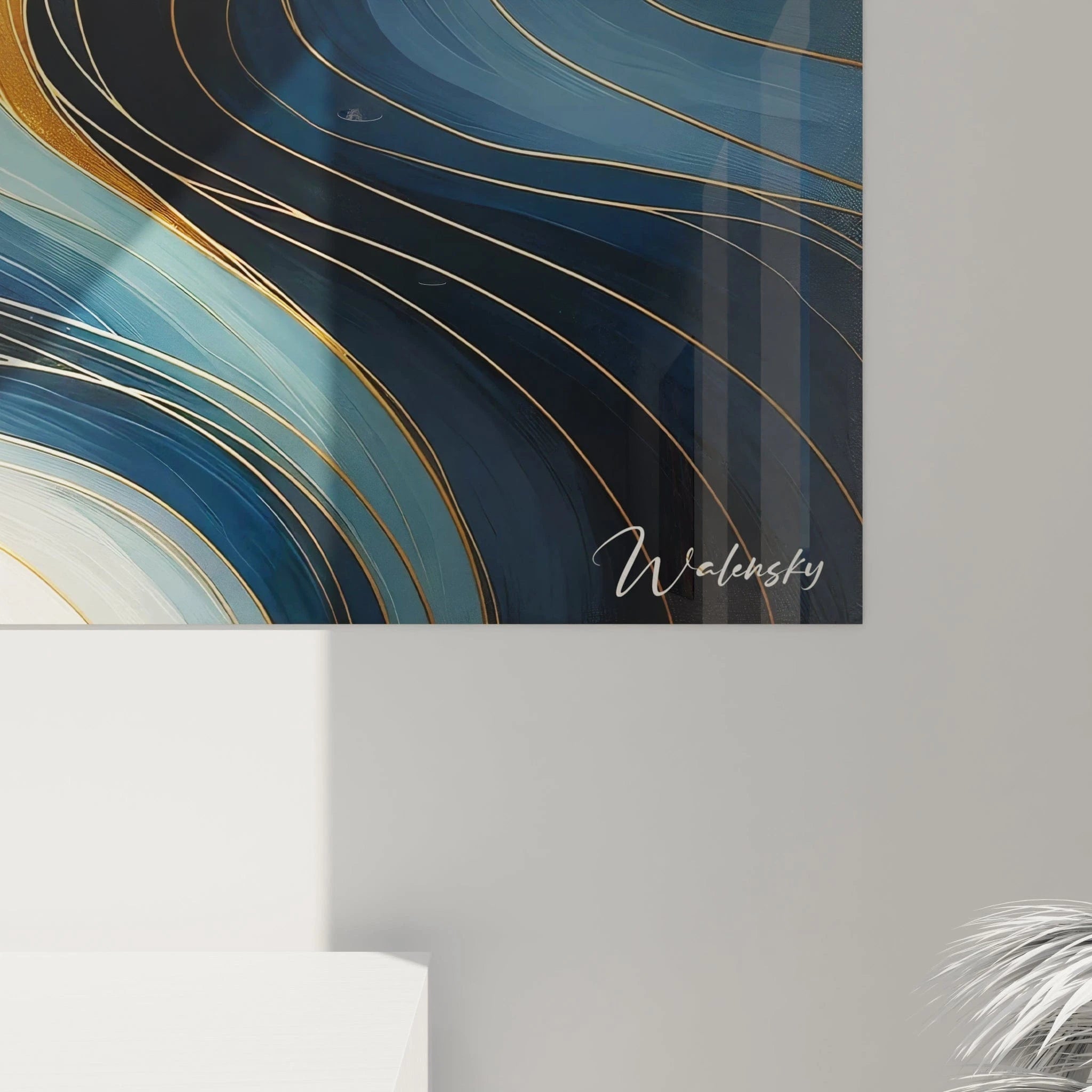 Un tableau abstrait de rubans colorés aux contours métalliques. Utilise une palette de bleu nuit, or, blanc et bleu céruléen. La texture présente des formes courbes en mouvement comme des strates ondulantes, chacune soulignée par une fine ligne dorée qui accentue le rythme et la profondeur de l'œuvre, créant un ensemble à la fois dynamique et apaisant.