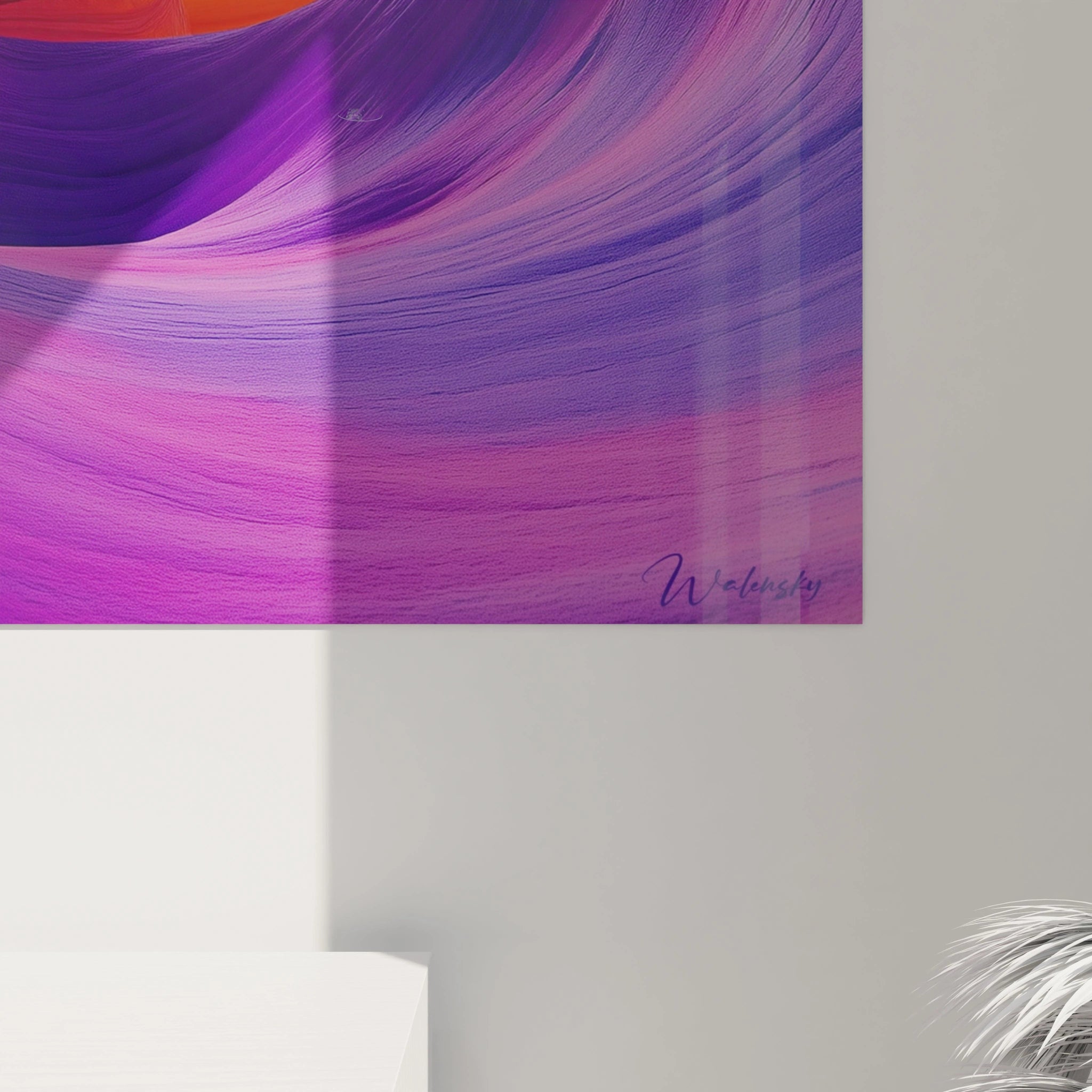 Un tableau montagne illustrant un paysage de canyon aux teintes surréalistes. Les parois violettes et orangées s'élèvent en vagues concentriques, tandis qu'un pilier rocheux doré se dresse à l'horizon. Les textures soyeuses des strates créent un effet d'écoulement figé dans la pierre.