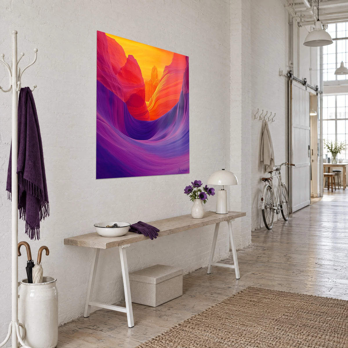 Tableau gorge de roche ondulée, vagues violettes et falaises rouge corail, vue de trois-quarts sur un mur blanc